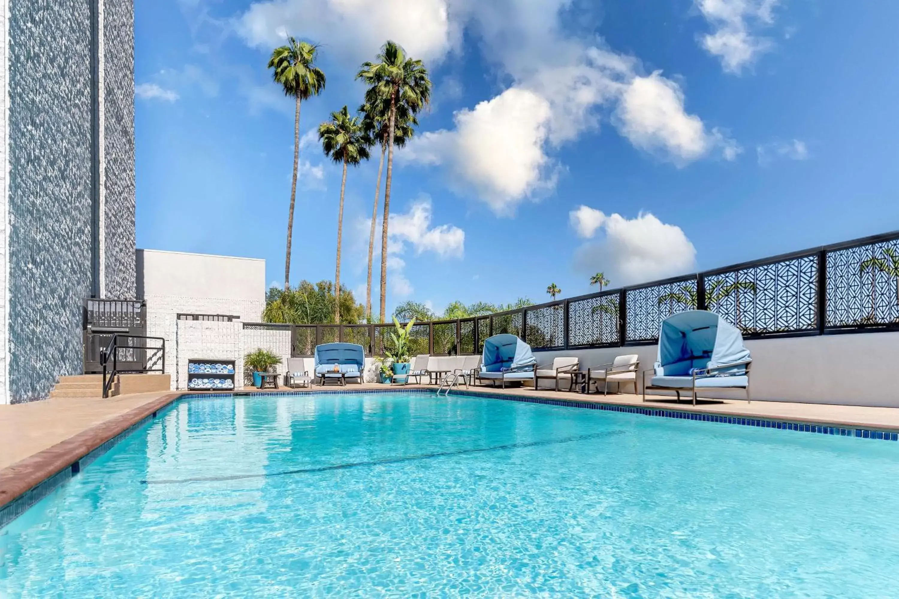 Pool view, Swimming Pool in Hilton Pasadena