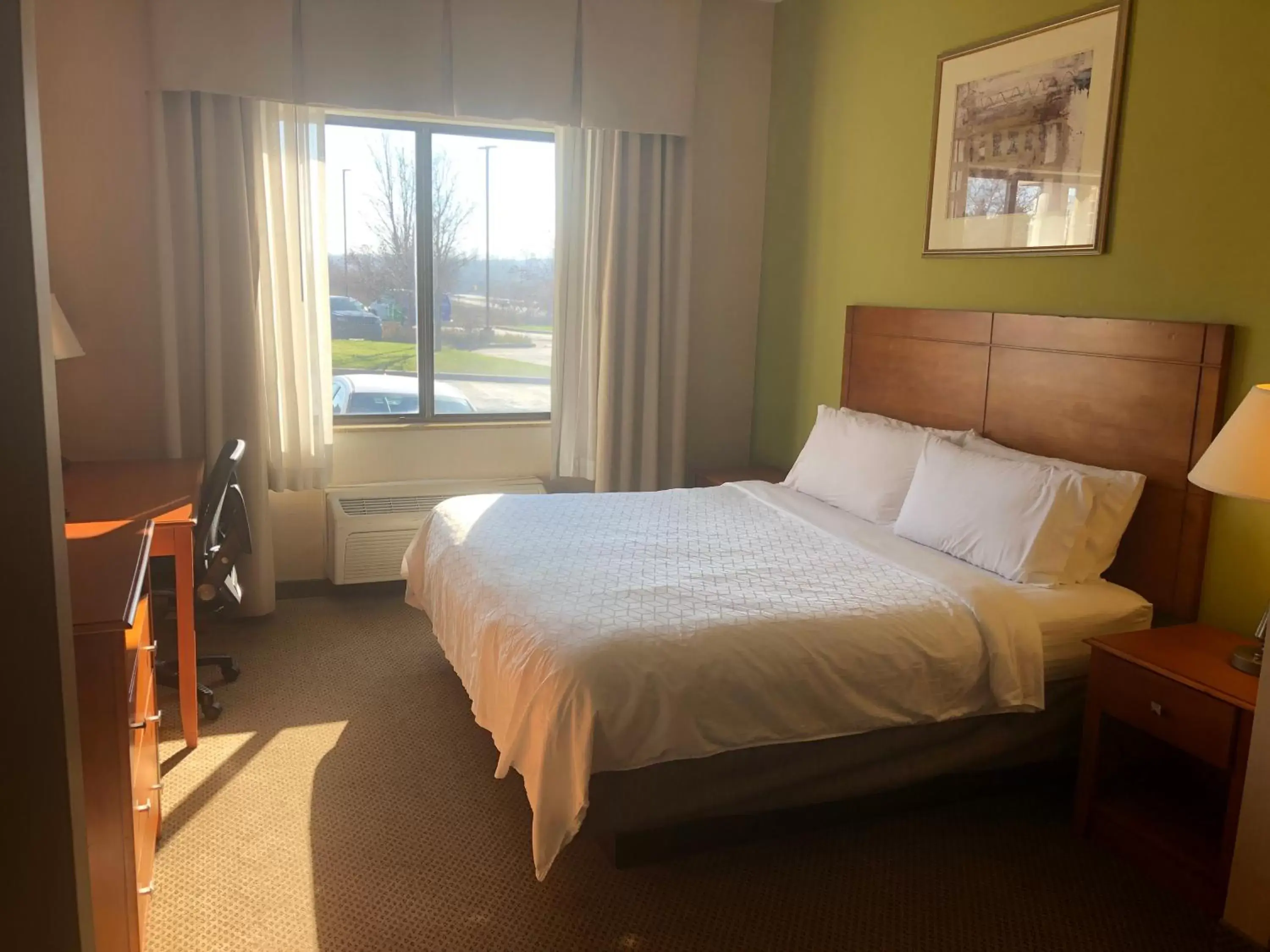 Bed in Holiday Inn Express Hotel & Suites Lansing-Dimondale by IHG Bed in Holiday Inn Express Hotel & Suites Lansing-Dimondale by IHG