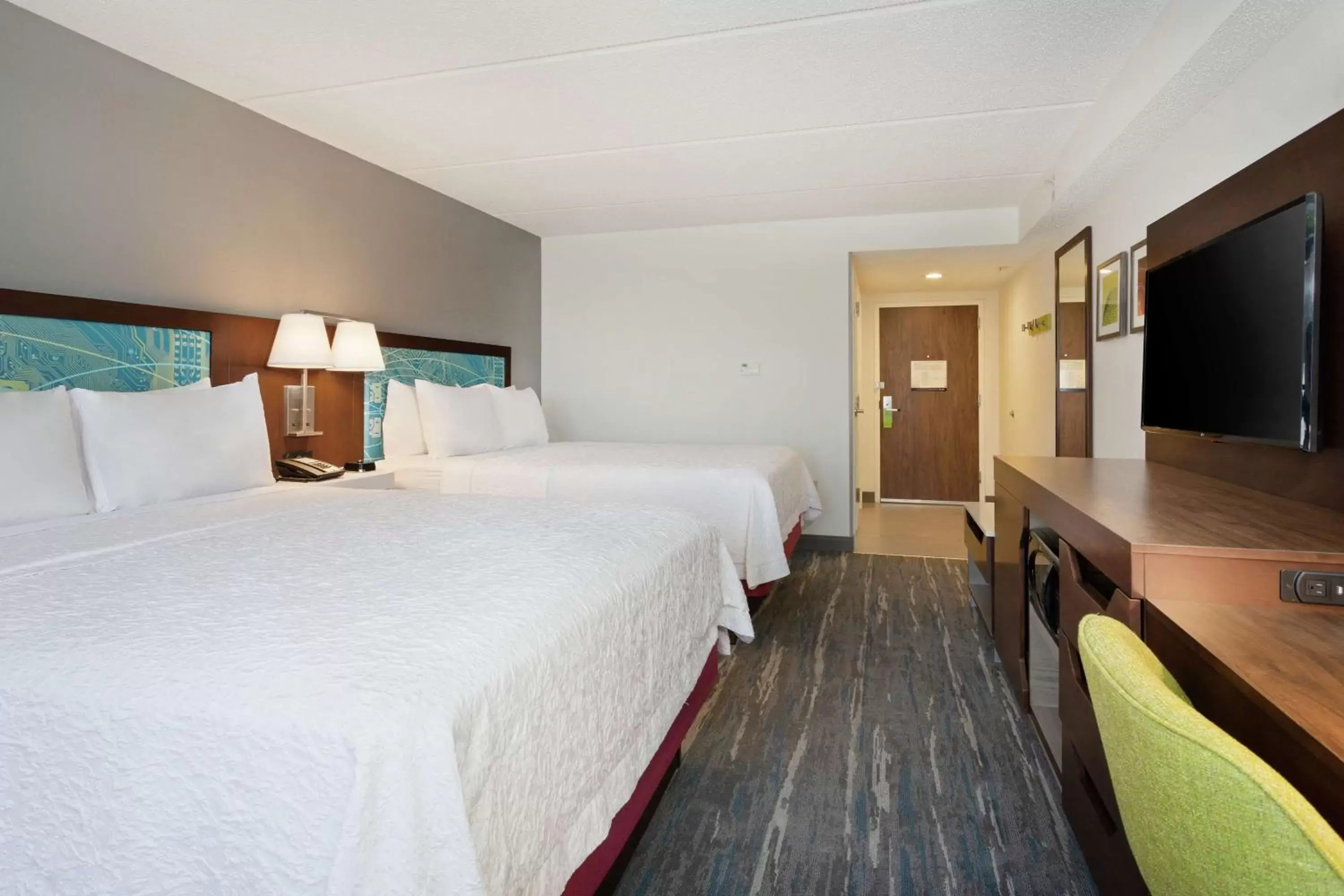 Bedroom in Hampton Inn & Suites Orlando International Drive North