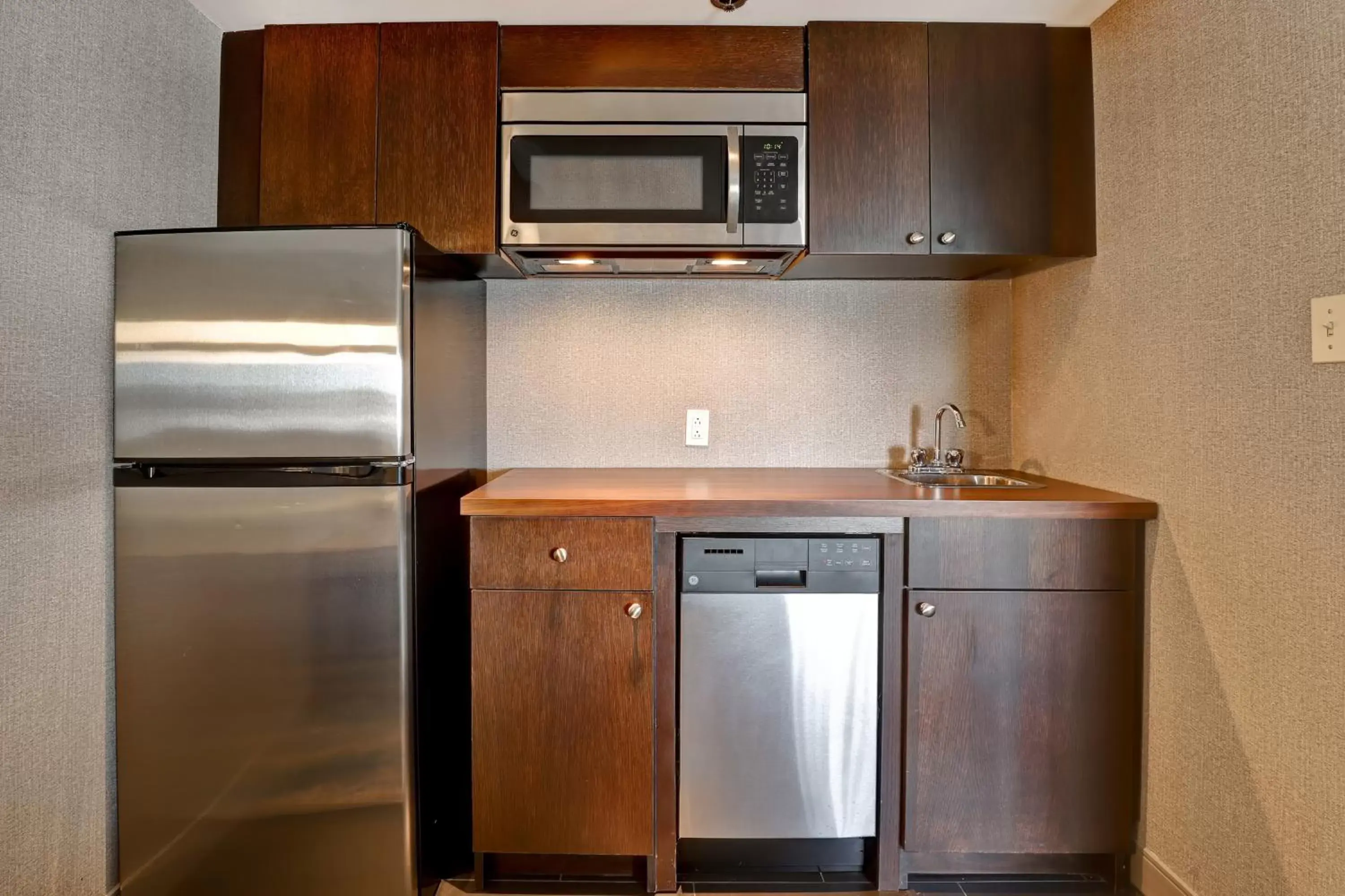 Kitchen or kitchenette, Kitchen/Kitchenette in Four Points by Sheraton Toronto Mississauga