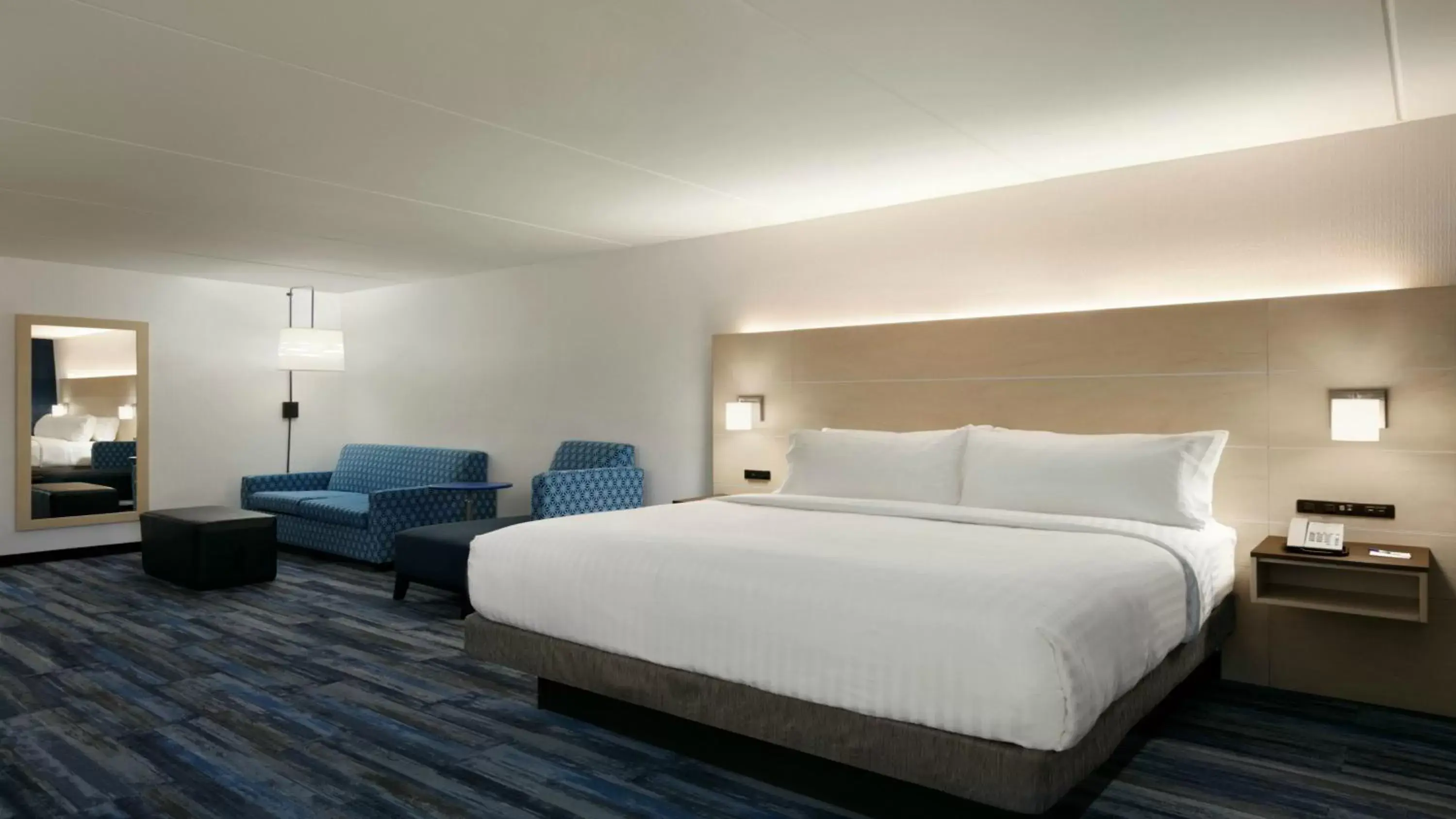 Photo of the whole room, Bed in Holiday Inn Express - Williamsburg Busch Gardens Area, an IHG Hotel