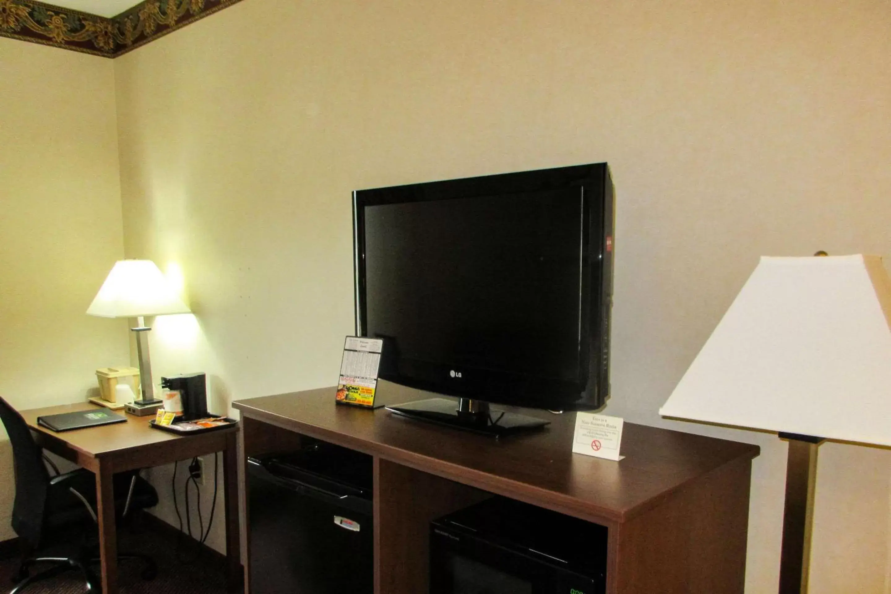 Photo of the whole room, TV/Entertainment Center in Quality Inn