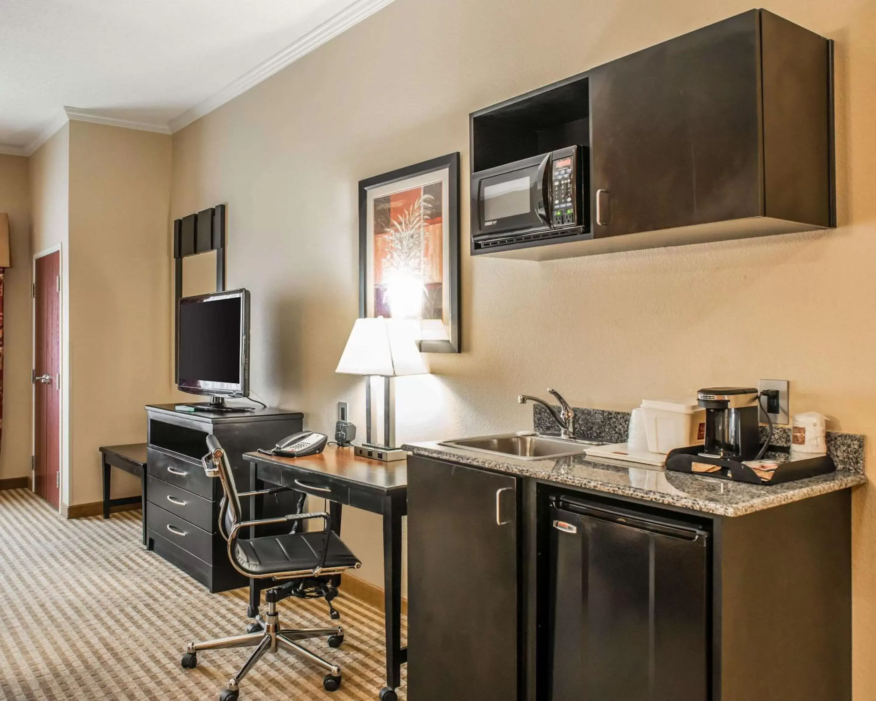 Photo of the whole room, Kitchen/Kitchenette in Comfort Suites Panama City near Tyndall AFB