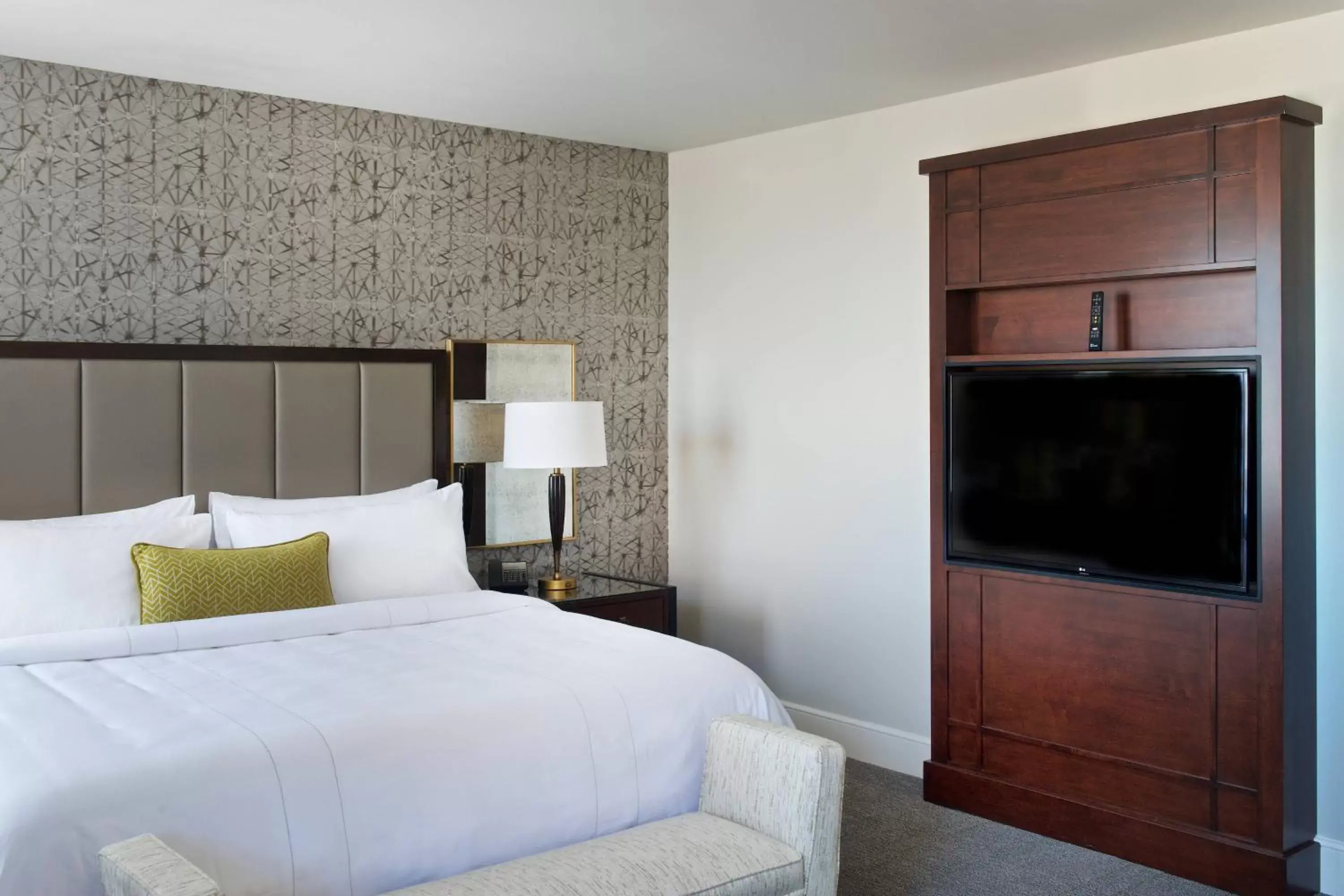 Photo of the whole room, Bed in Marriott Syracuse Downtown