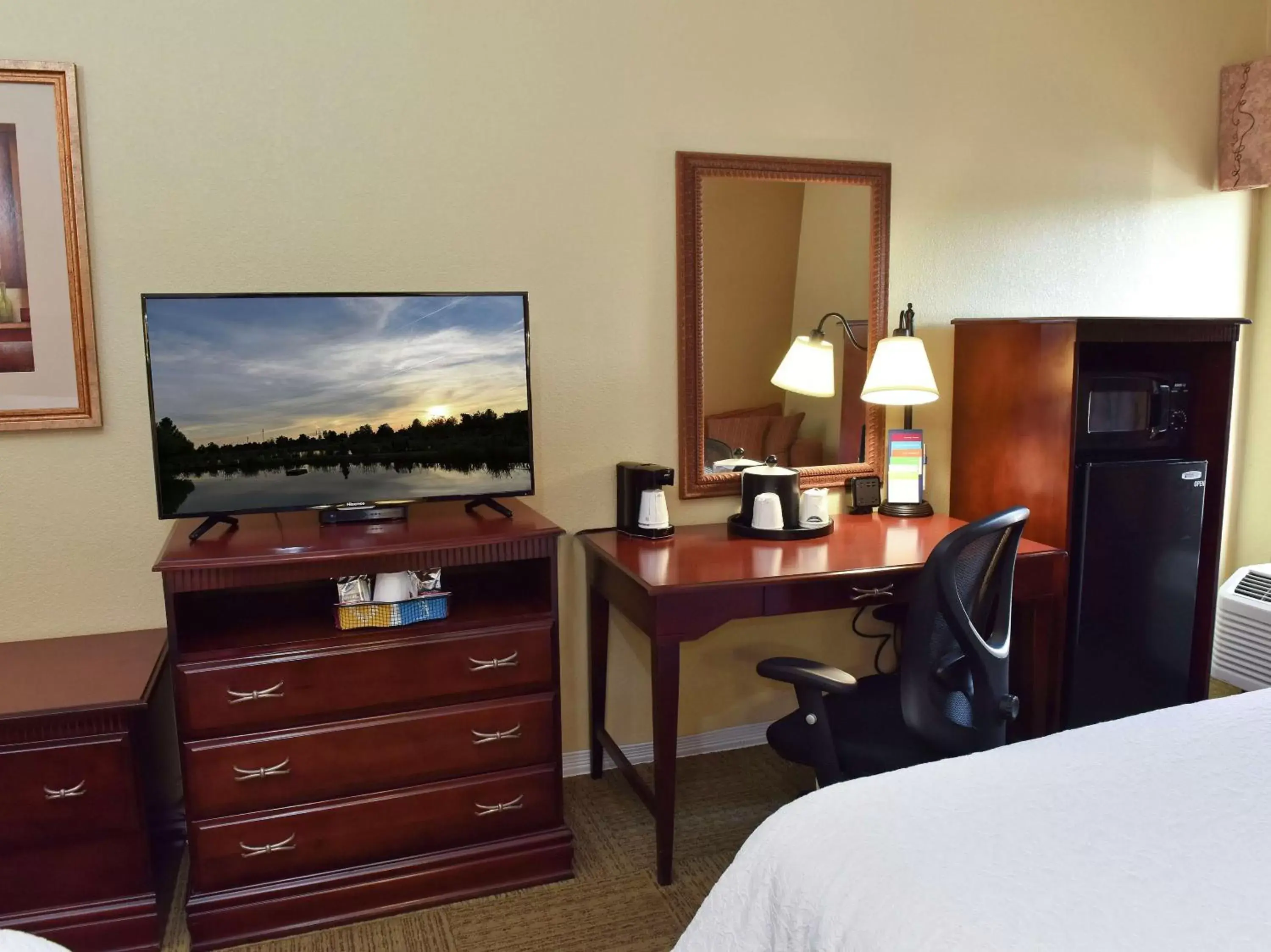 Bedroom, TV/Entertainment Center in Hampton Inn Ruston