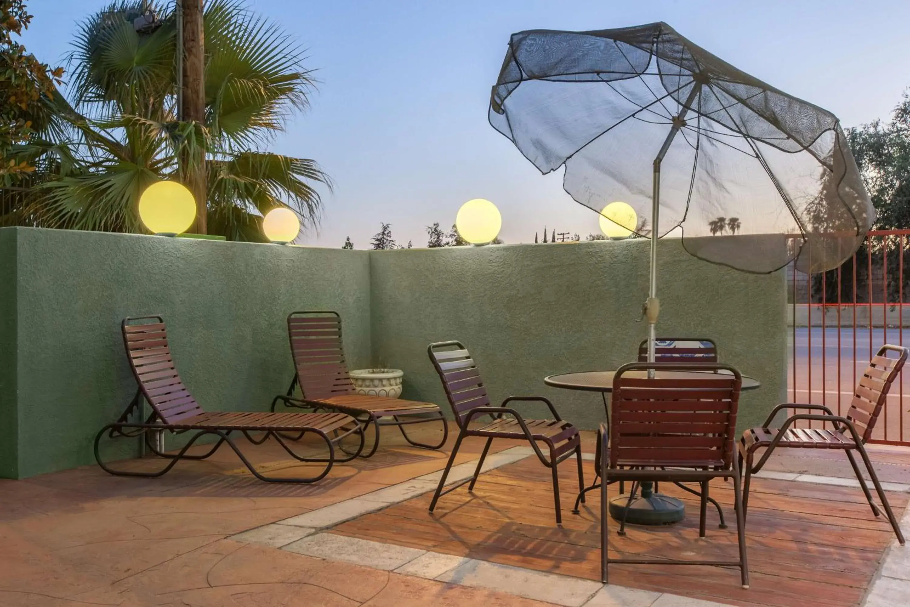 Photo of the whole room, Patio/Outdoor Area in America's Best Value Inn & Suites Bakersfield Central