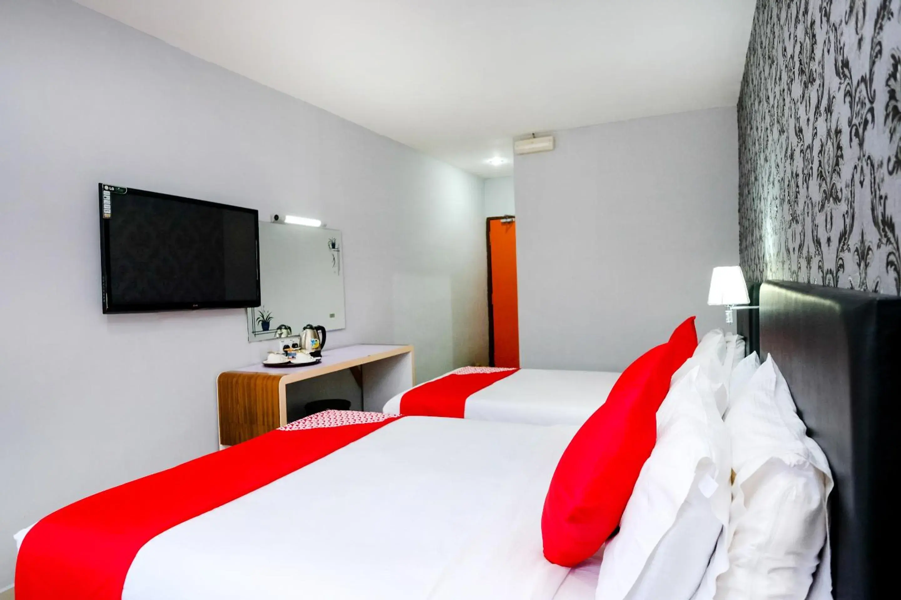 Bedroom, Bed in Super OYO 546 Grand City Hotel
