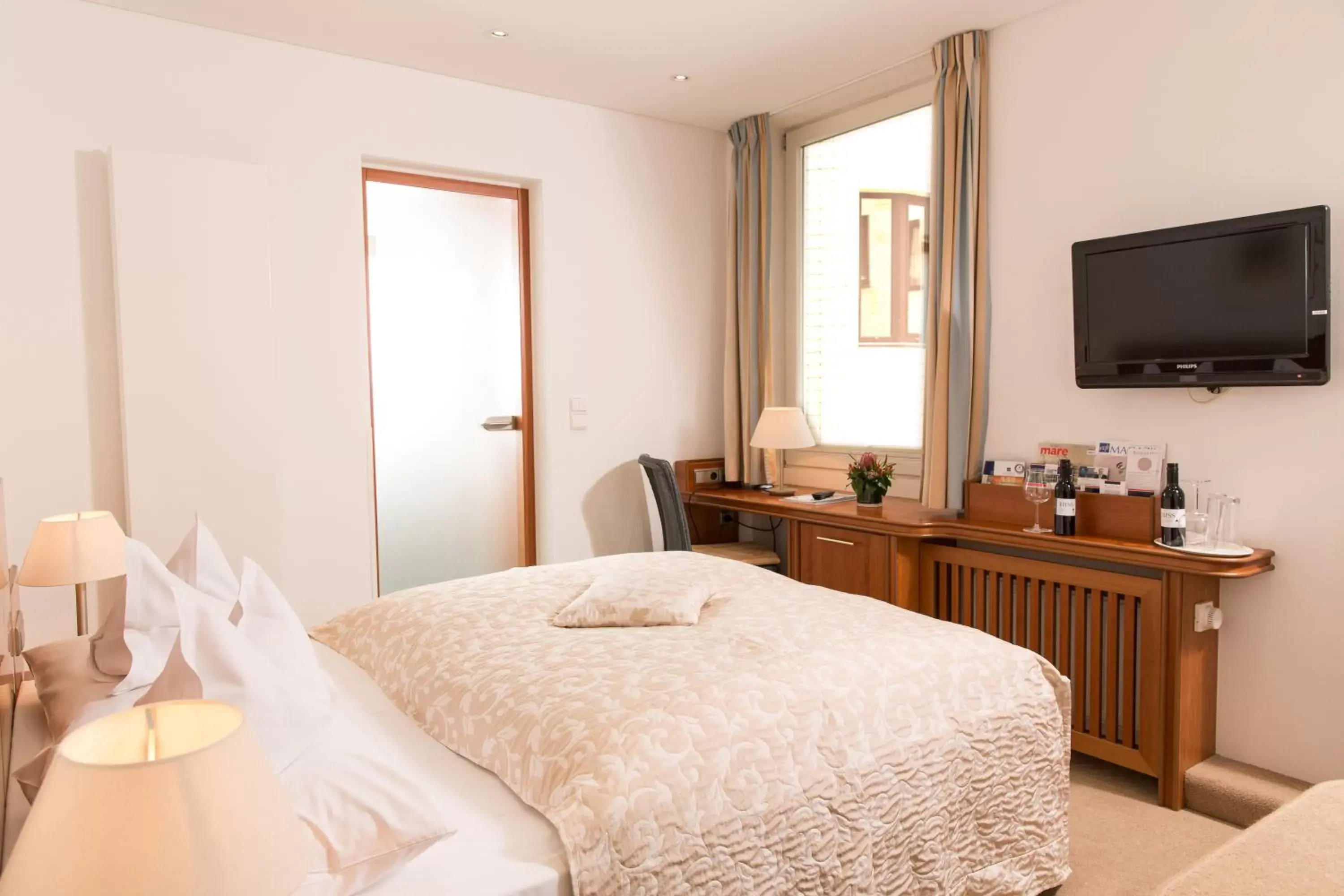 Bedroom, Bed in Hotel Baseler Hof