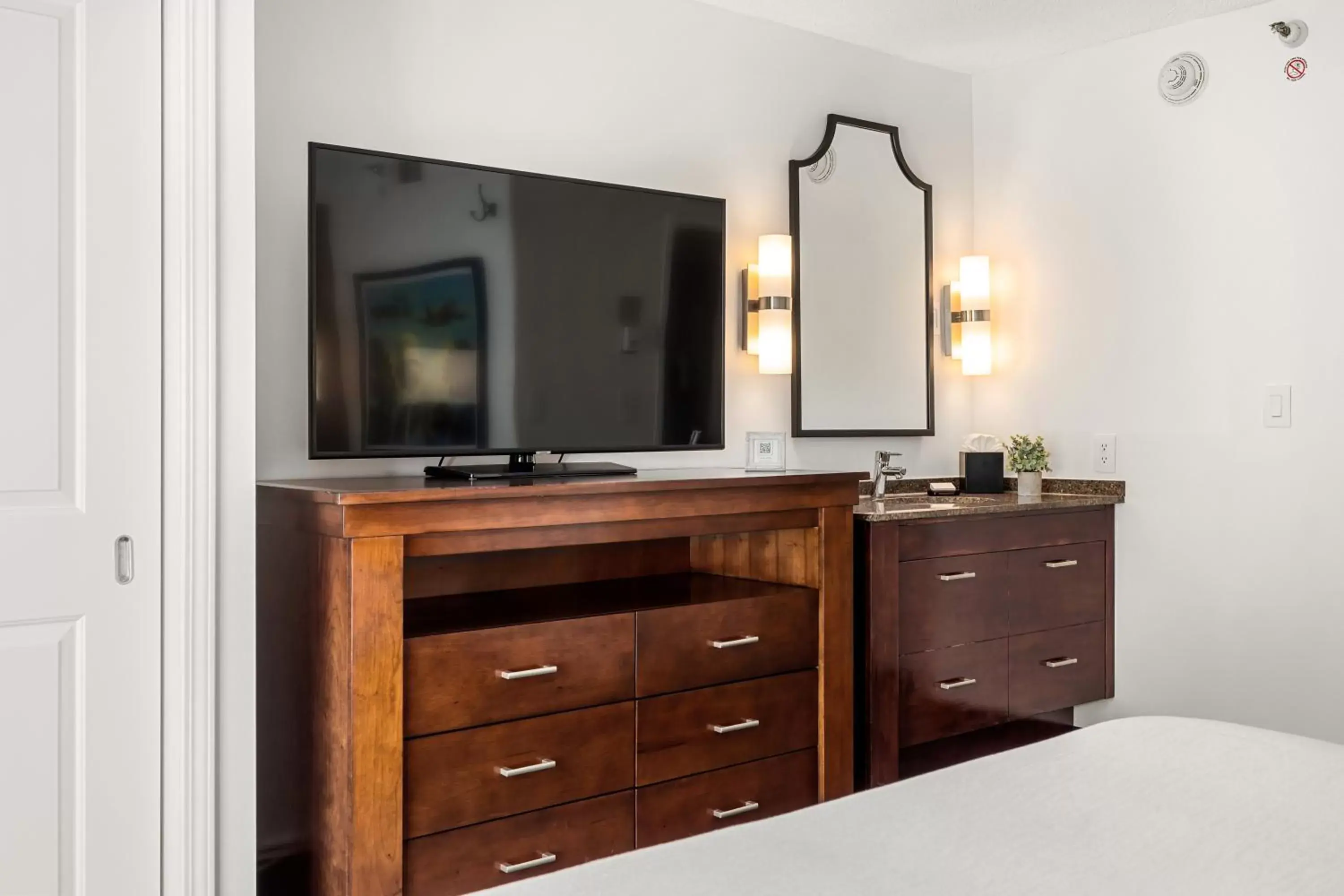 Bedroom, TV/Entertainment Center in Embassy Suites by Hilton Los Angeles International Airport South