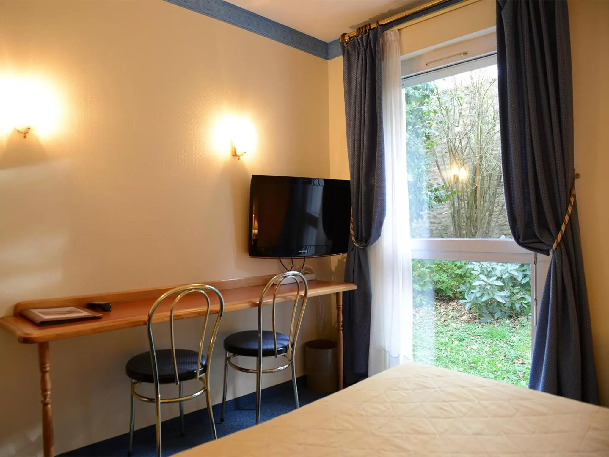 Bedroom, TV/Entertainment Center in Hôtel Le Galion