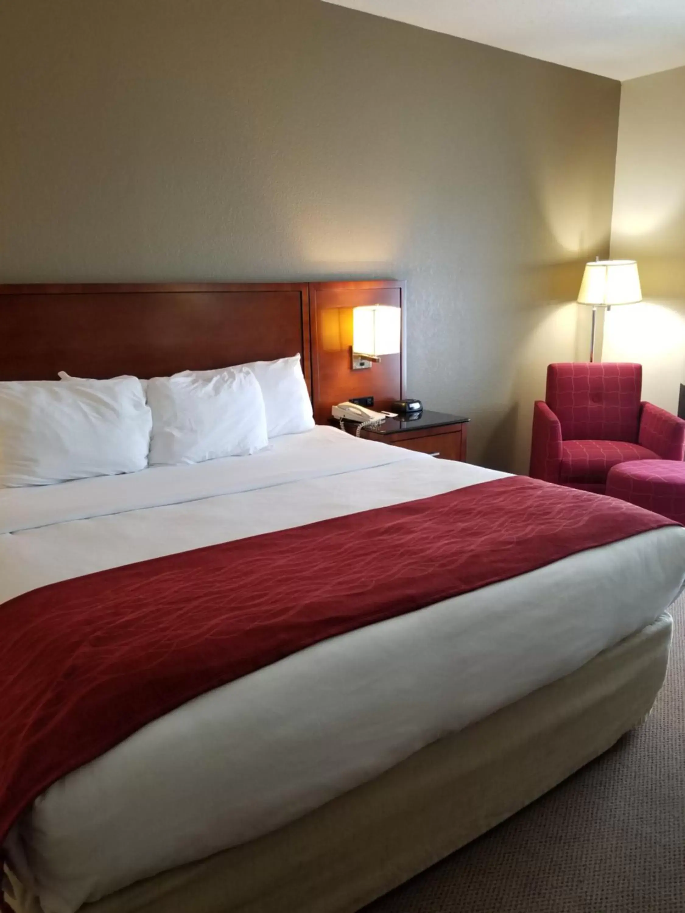 Bed in Comfort Inn & Suites Geneva- West Chicago