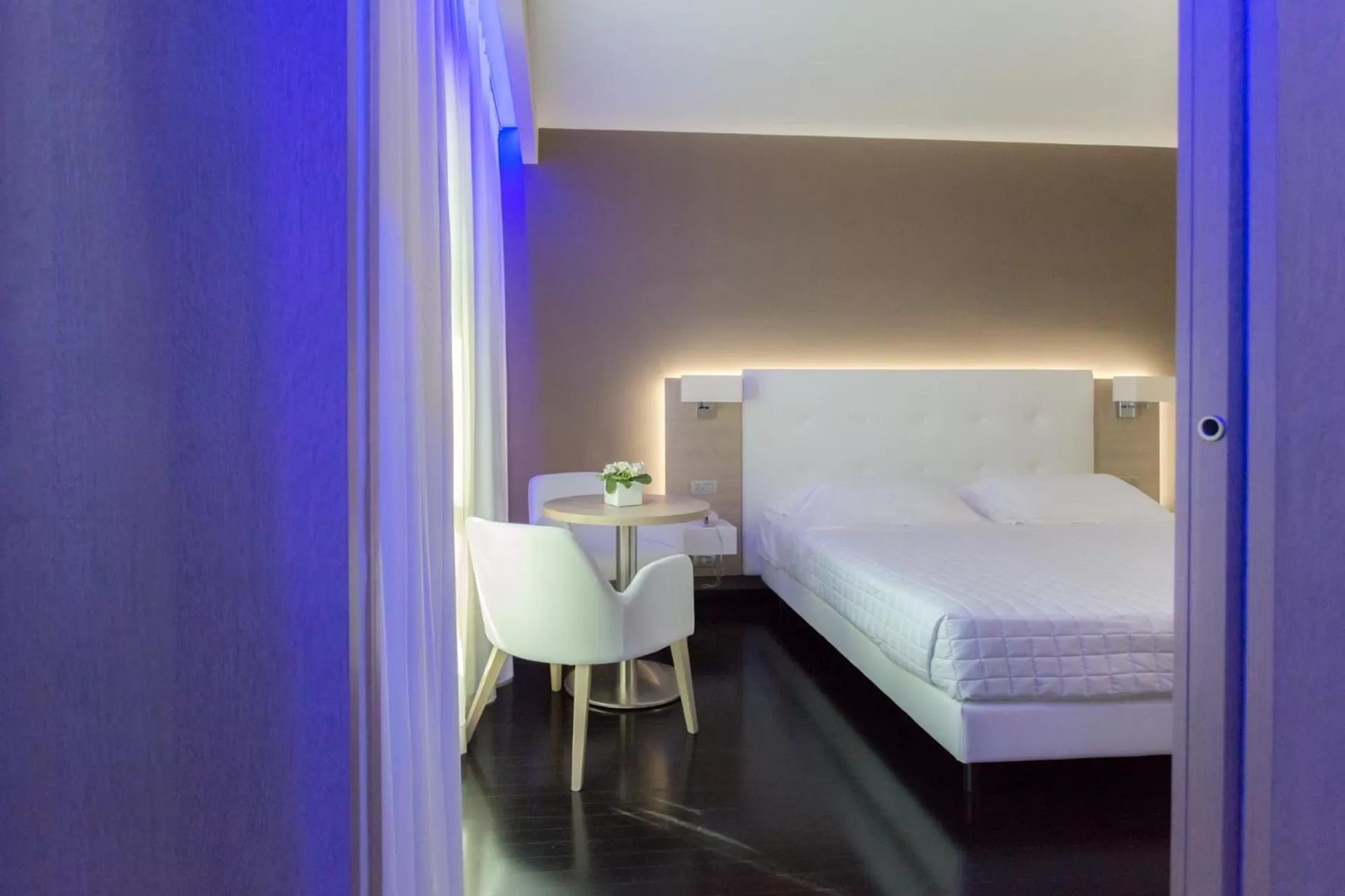 Bed in Raffaello Hotel & Mooka Restaurant