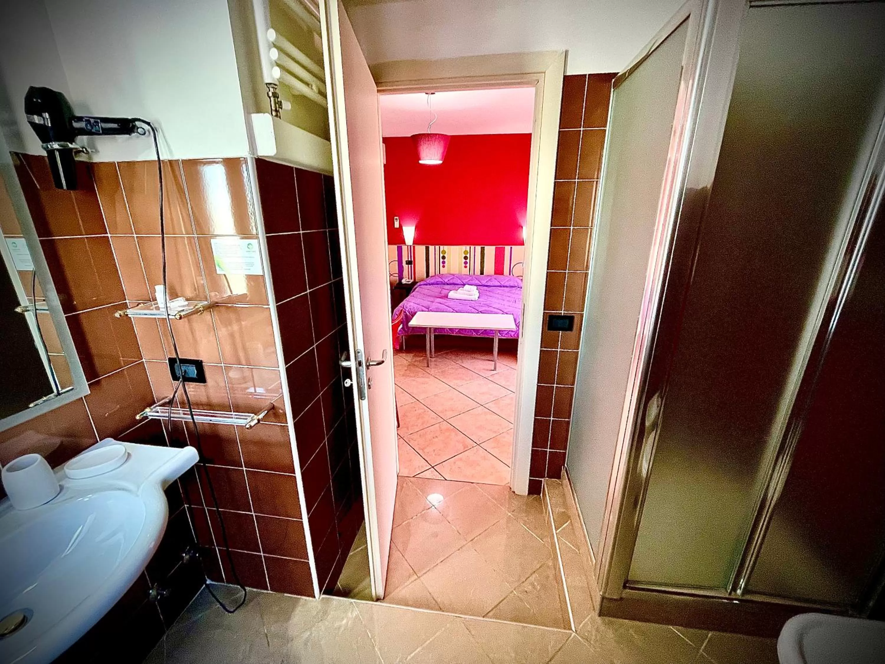 Bathroom, Bed in Hotel Le Ceramiche