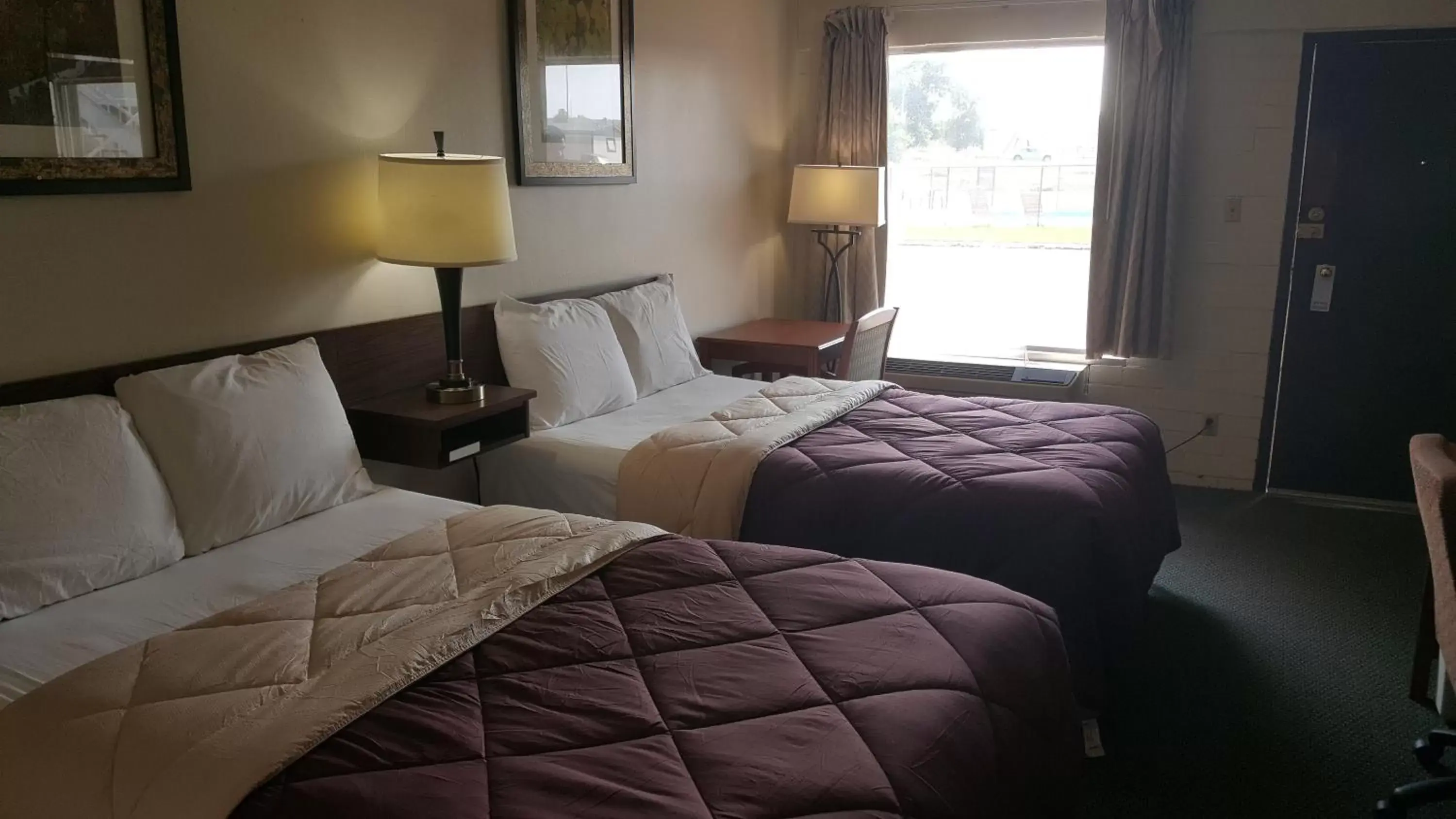 Bed in Budget Host Platte Valley Inn