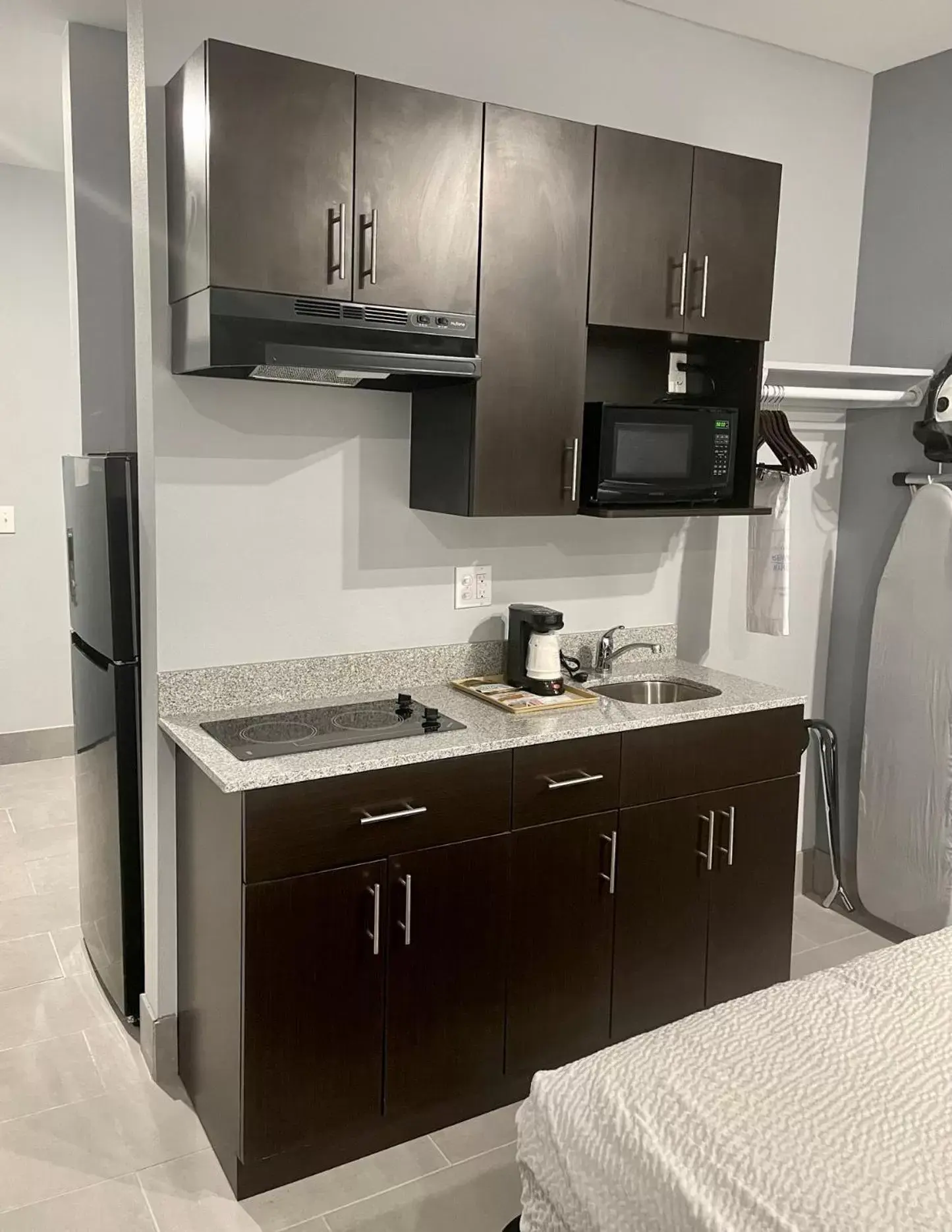 Kitchen or kitchenette, Bathroom in Days Inn by Wyndham Zachary LA