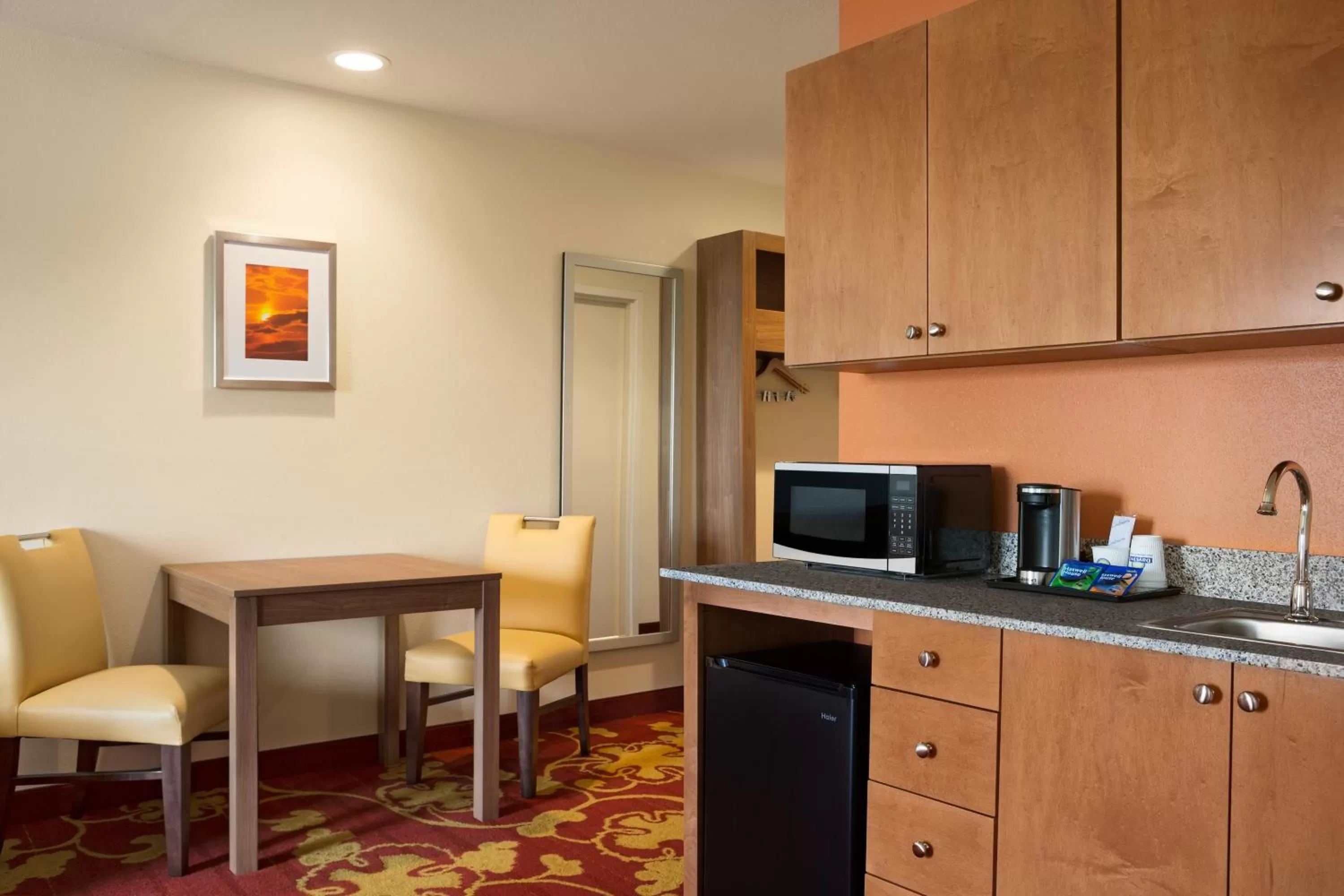 Kitchen or kitchenette in Days Inn & Suites by Wyndham Caldwell