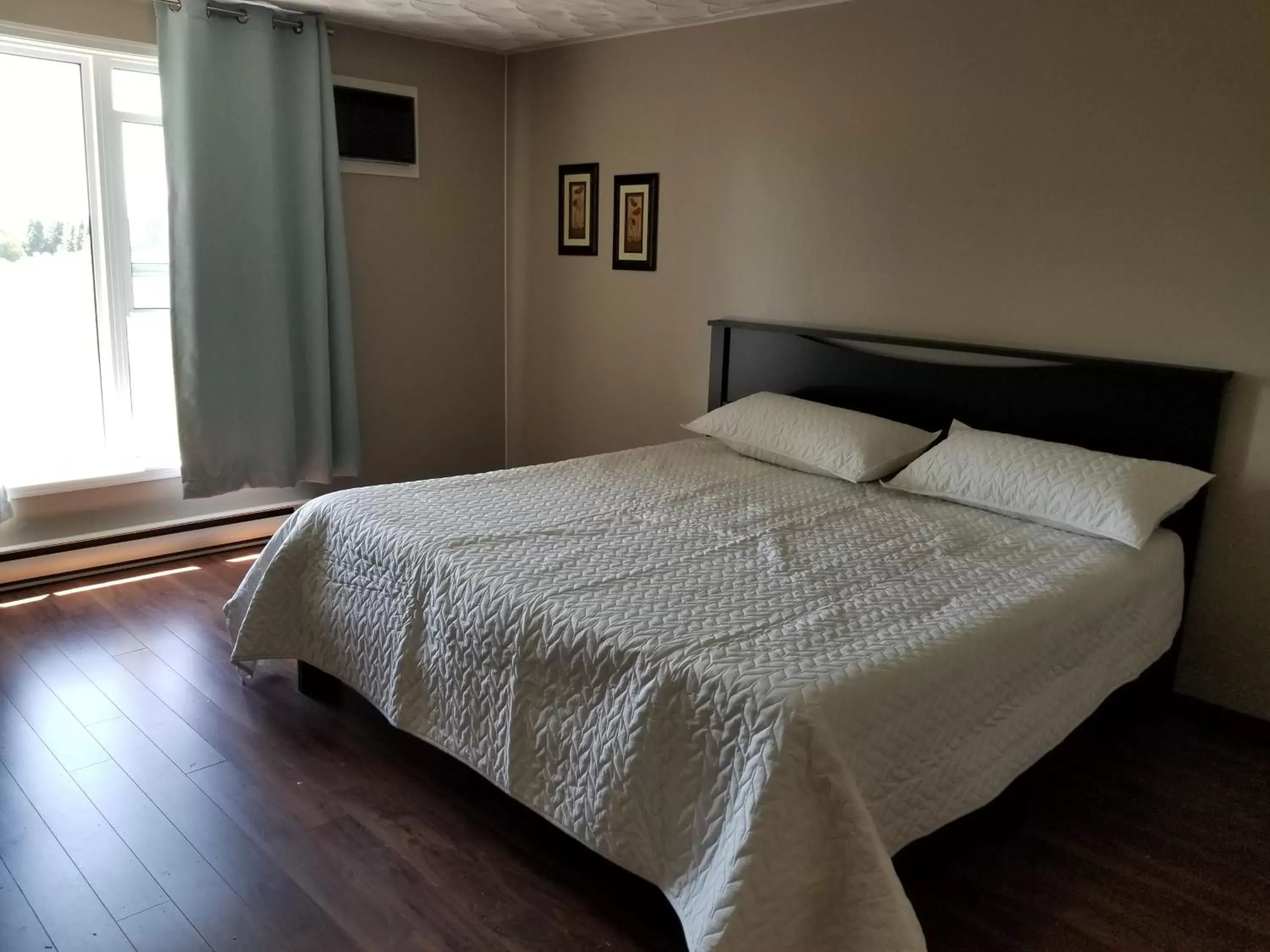 Bedroom, Bed in Knights Inn Woodstock