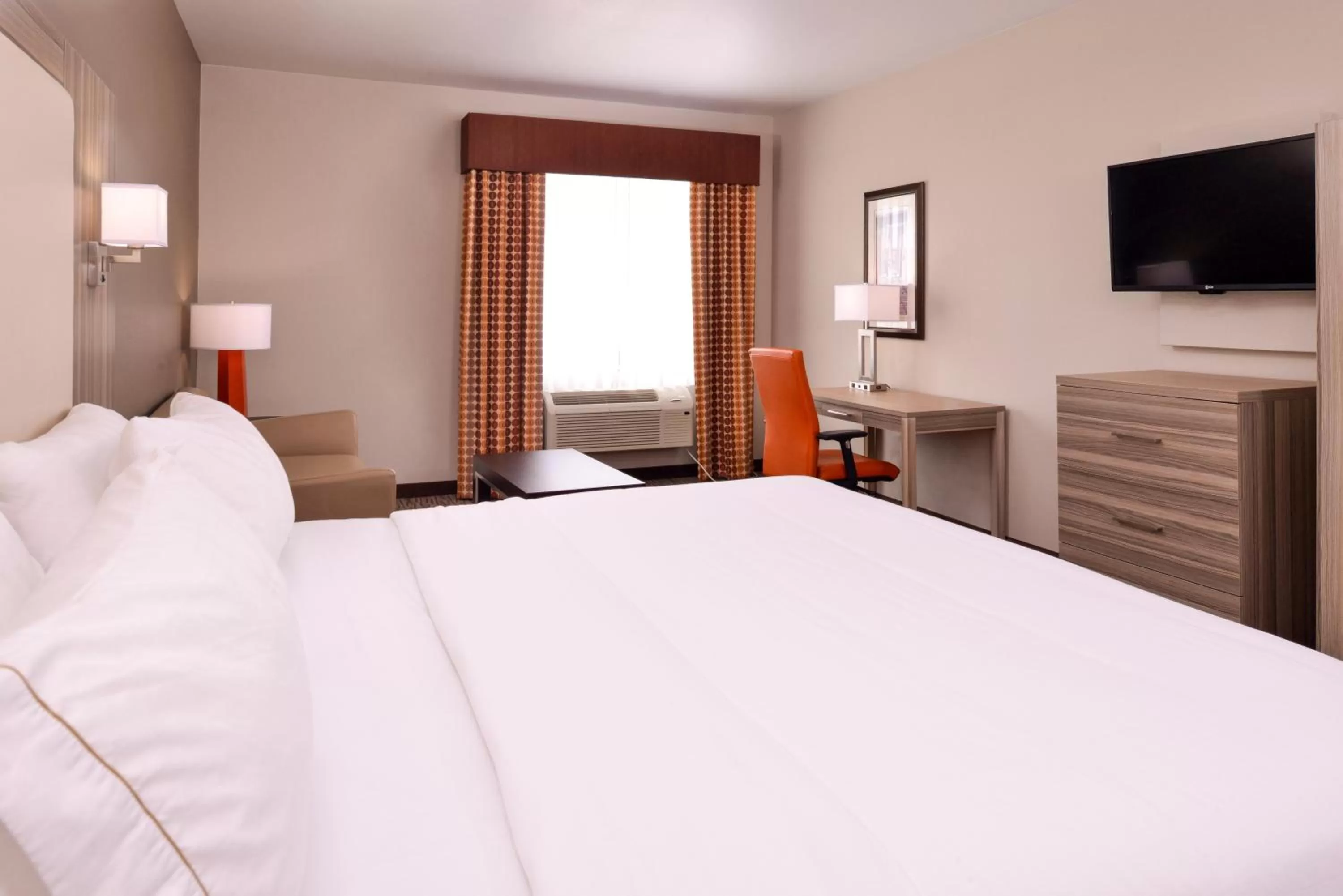Photo of the whole room, Bed in Holiday Inn Express & Suites Williams by IHG
