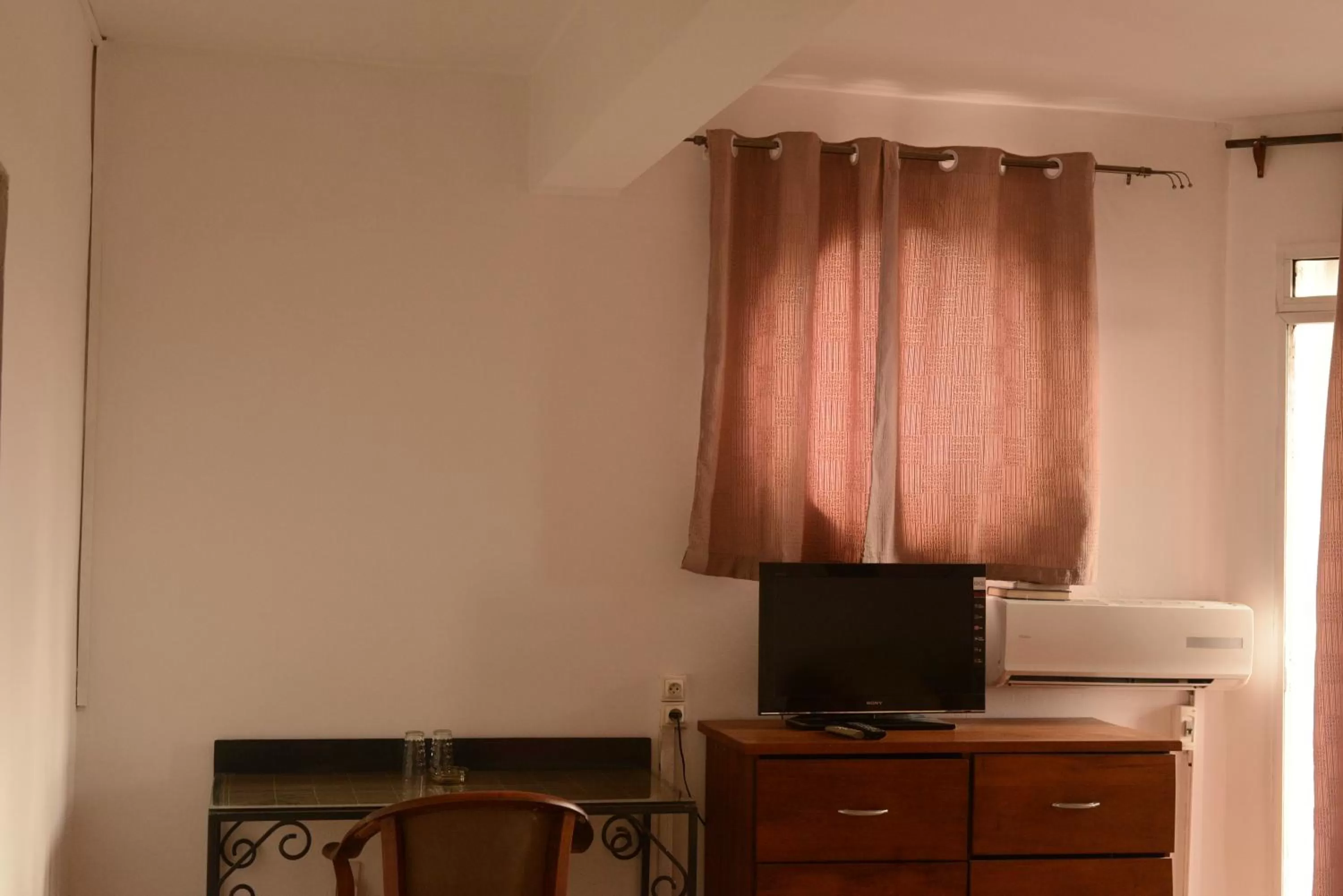 Communal lounge/ TV room in Hotel Le Relais Normand