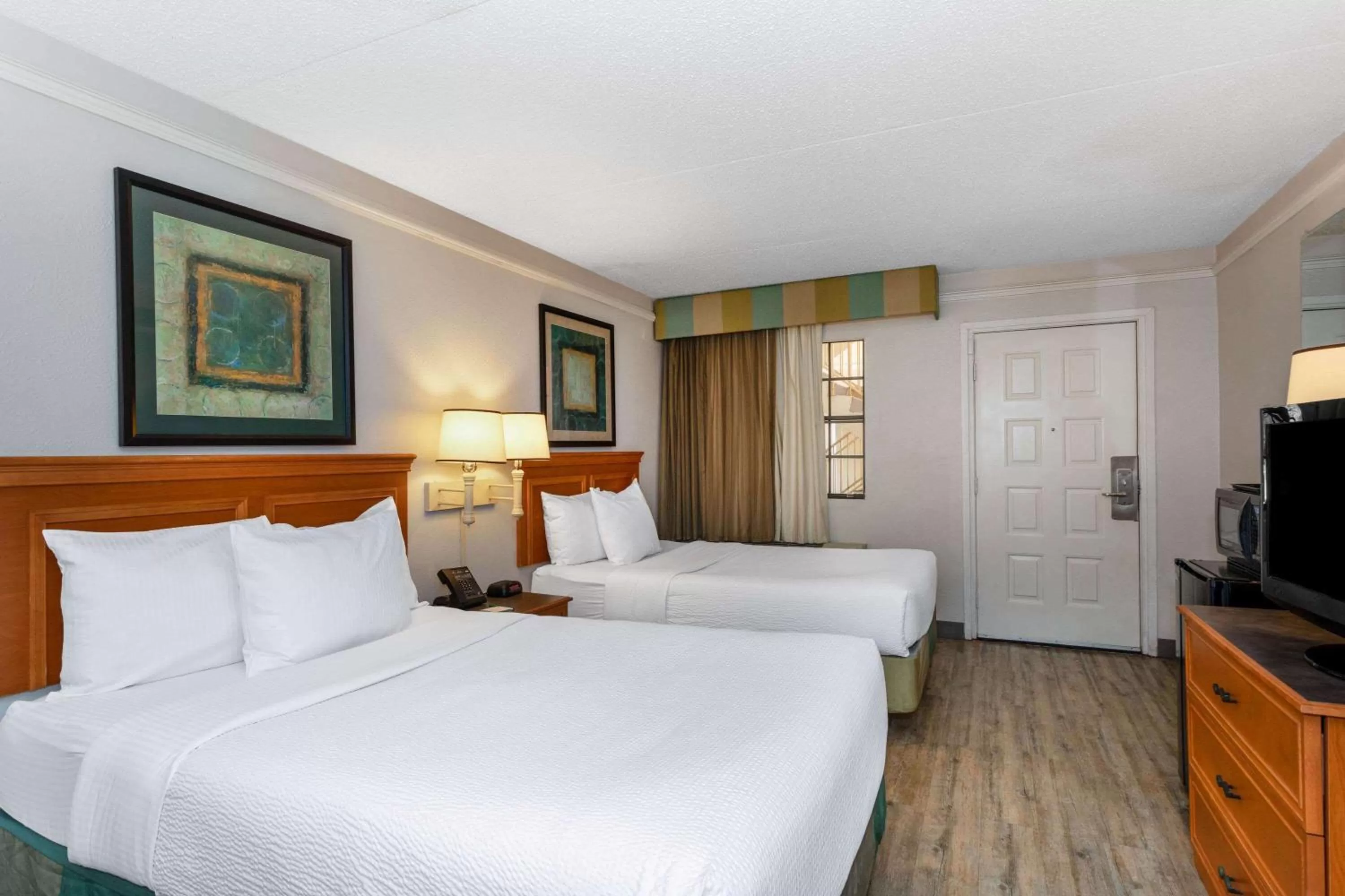 Photo of the whole room, Bed in La Quinta Inn by Wyndham Tallahassee North