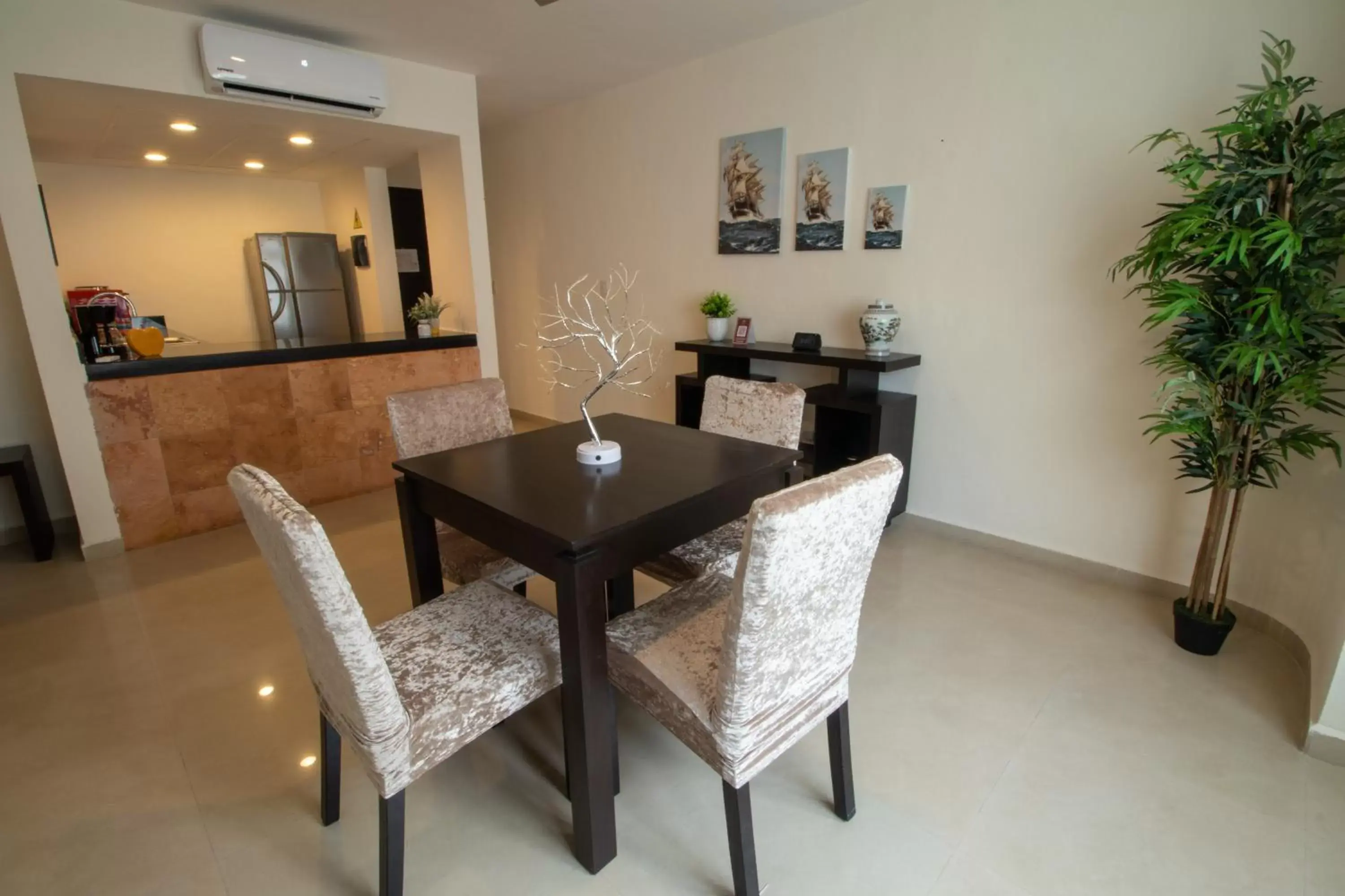 Dining Area in Hotel Villas Segovia Suites Playa del Carmen