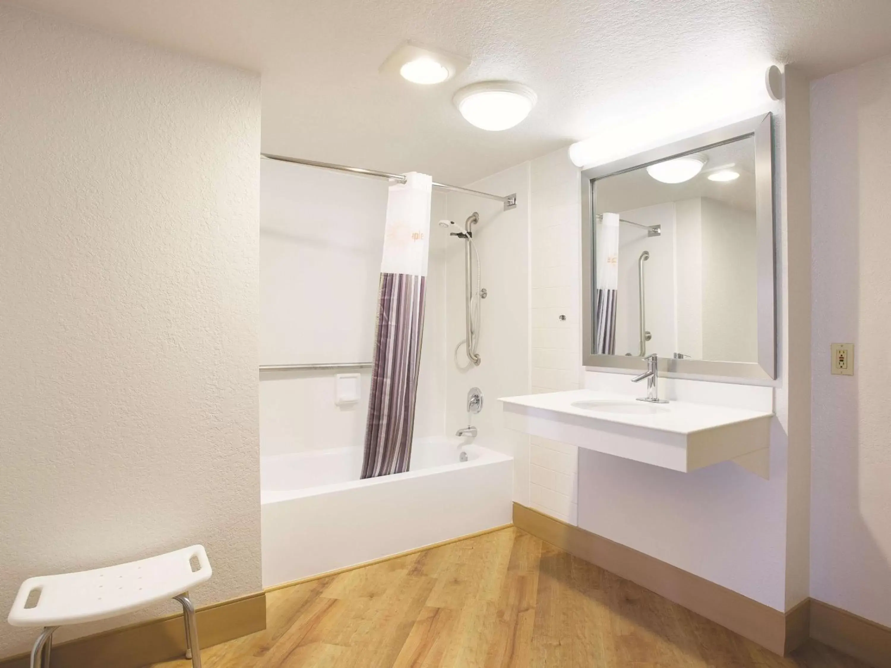 Photo of the whole room, Bathroom in La Quinta Inn by Wyndham San Diego Chula Vista