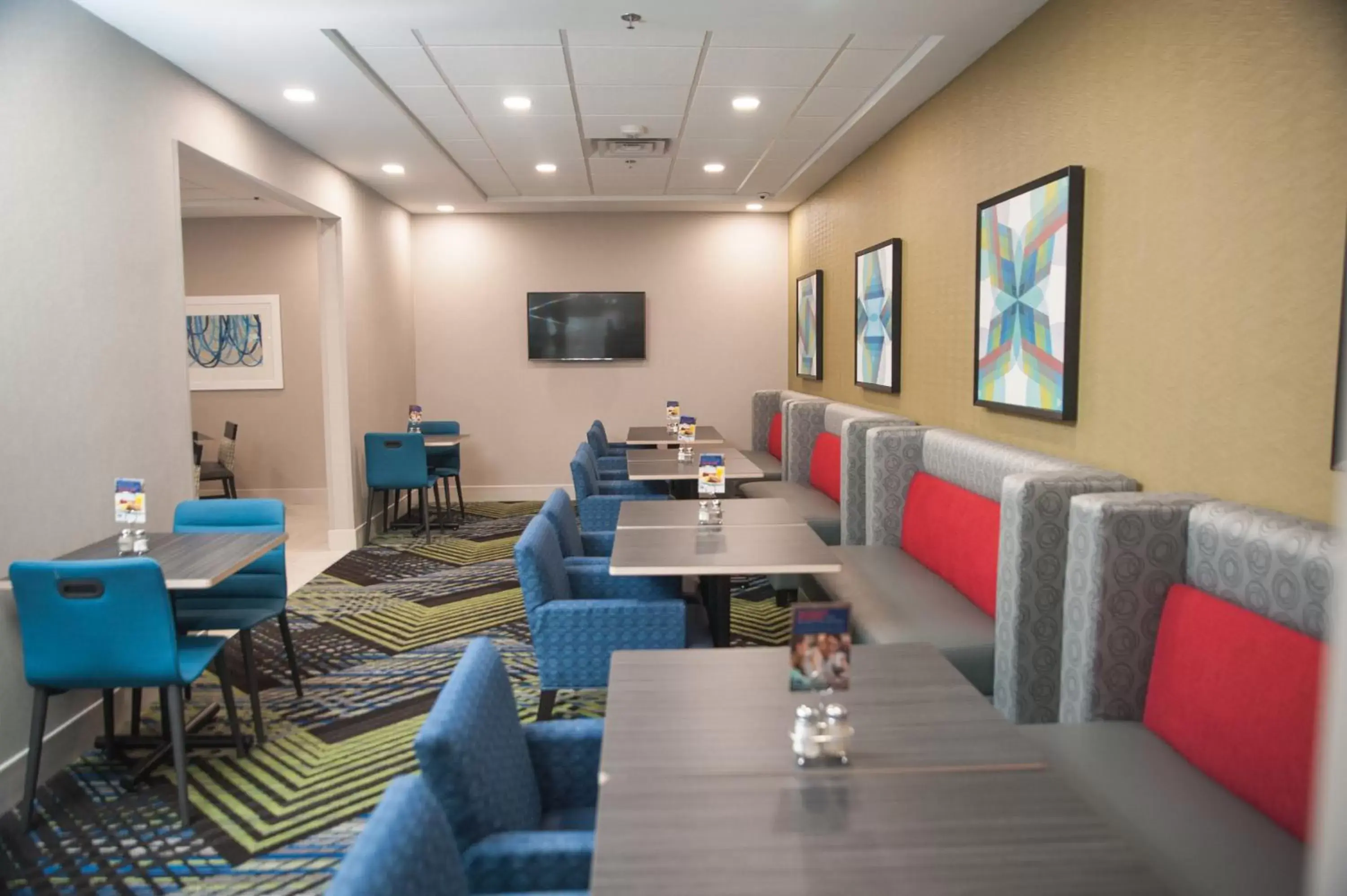 Restaurant/Places to Eat in Holiday Inn Express Hotel & Suites Norfolk, an IHG Hotel