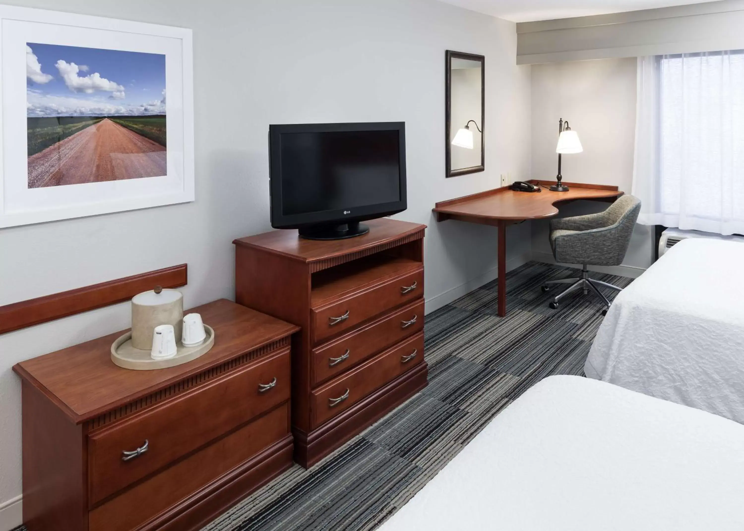 Bedroom, TV/Entertainment Center in Hampton Inn & Suites Cedar Rapids