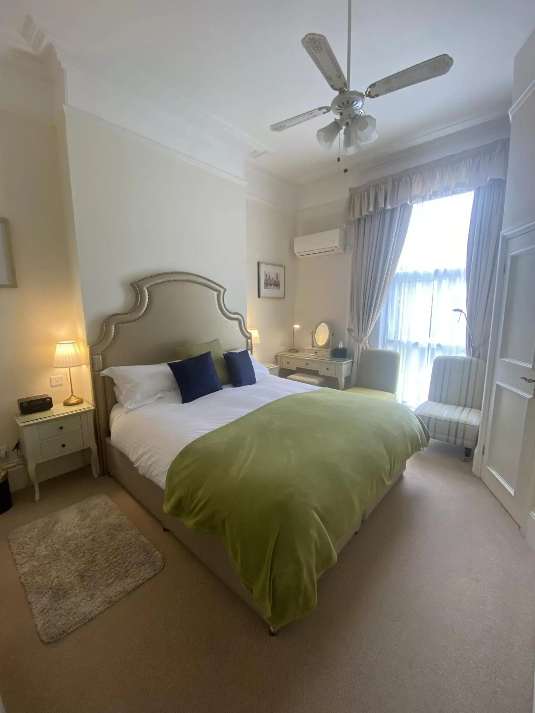 Bedroom, Bed in Kingston House