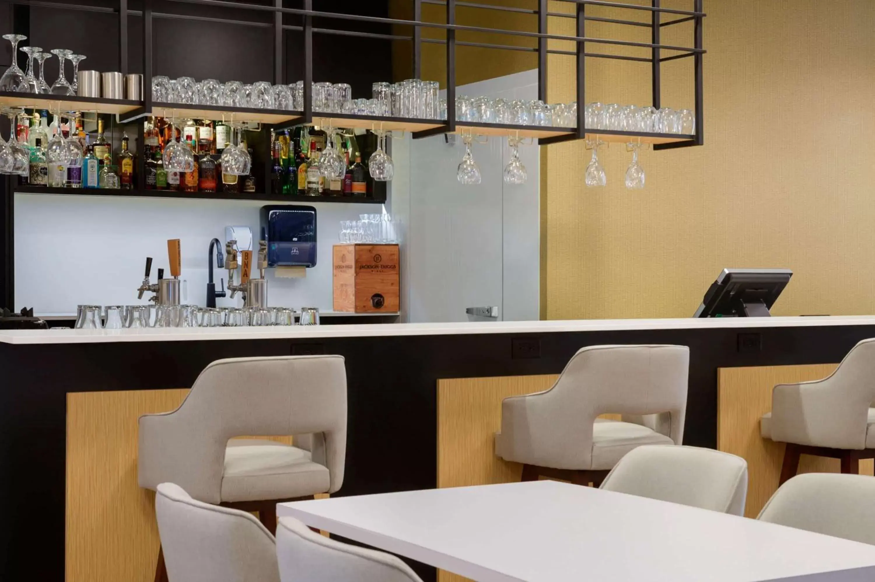 Lounge or bar, Lounge/Bar in Microtel Inn & Suites by Wyndham Kelowna