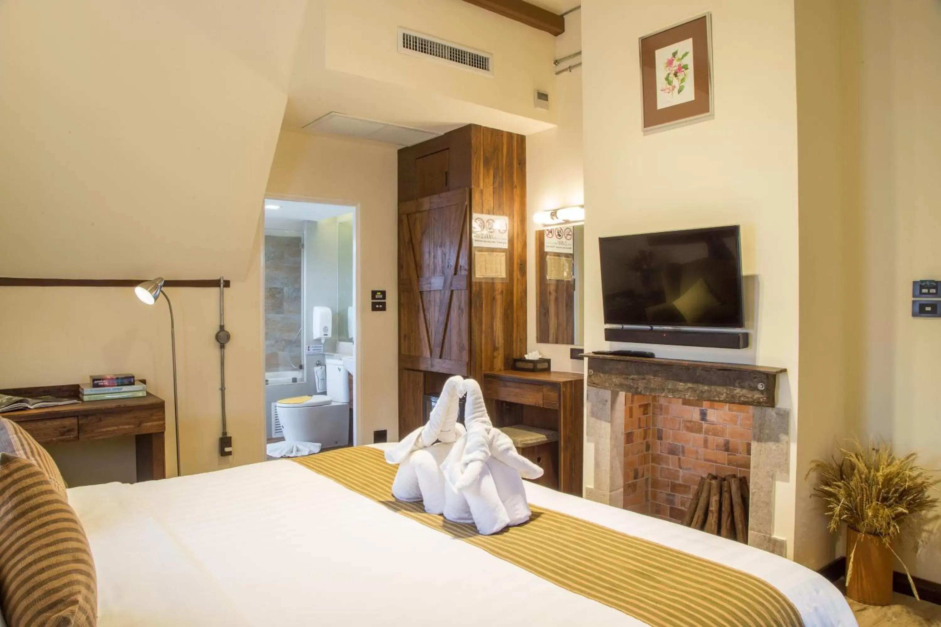 Bed, TV/Entertainment Center in Le Charcoa Hotel