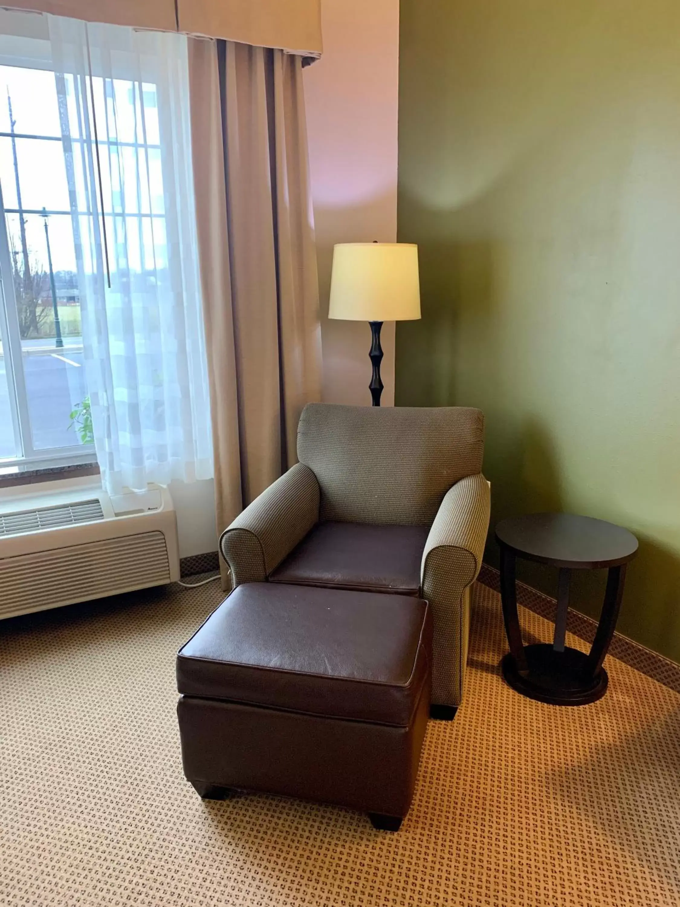 Seating area, Bed in Holiday Inn Express Hotel & Suites North Sequim, an IHG Hotel