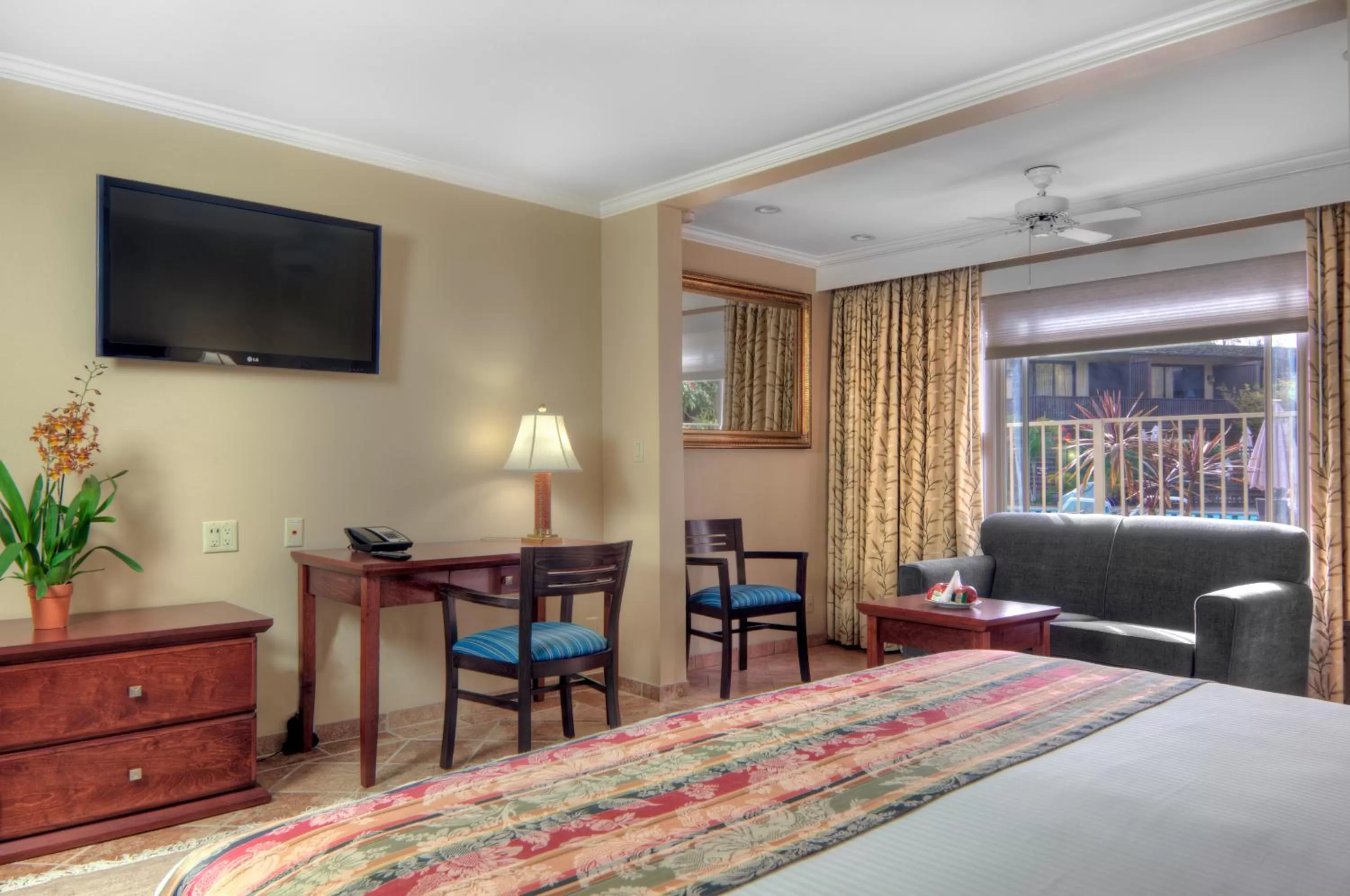 TV and multimedia, Bed in Dinah's Garden Hotel