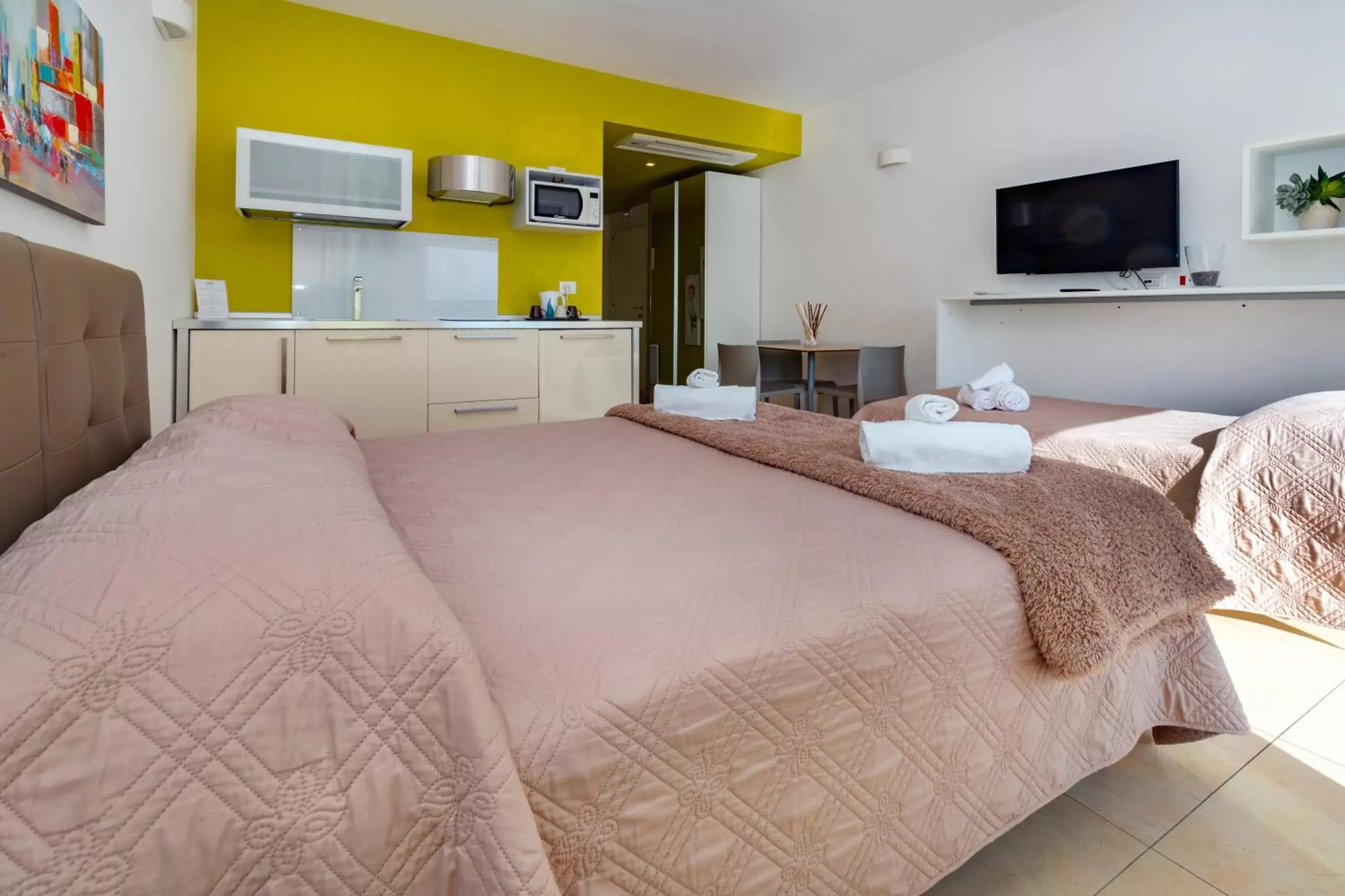 Kitchen or kitchenette, Bed in Zeus Hotel - Aparthotel - Meeting & Congress Kitchen or kitchenette, Bed in Zeus Hotel - Aparthotel - Meeting & Congress