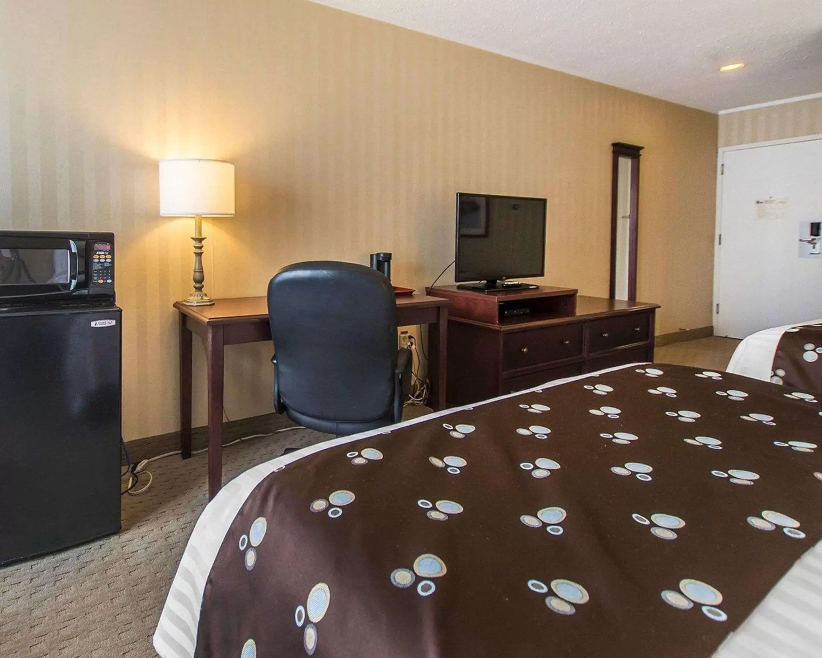 Photo of the whole room, TV/Entertainment Center in Quality Inn & Suites Downtown