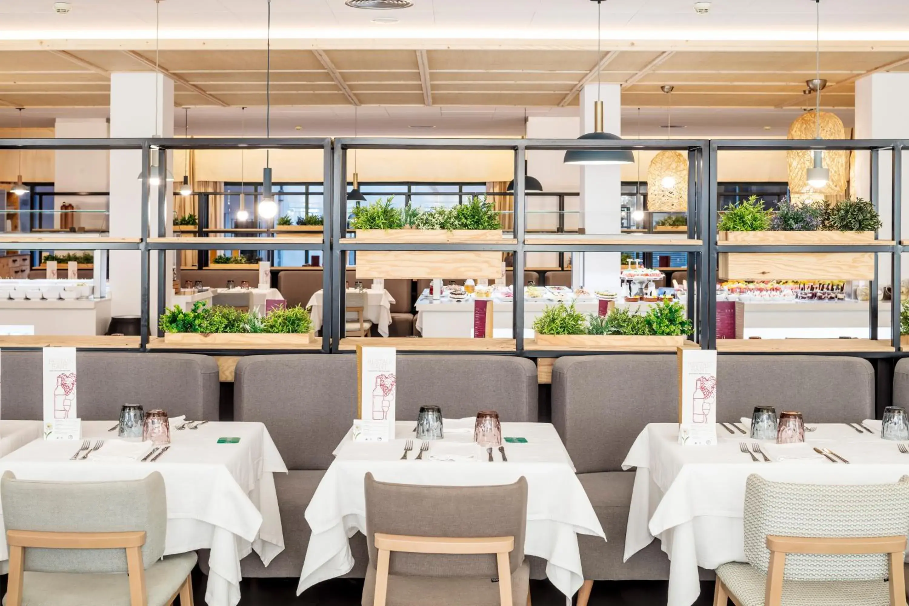 Restaurant/Places to Eat in Aqua Hotel Bertran Park