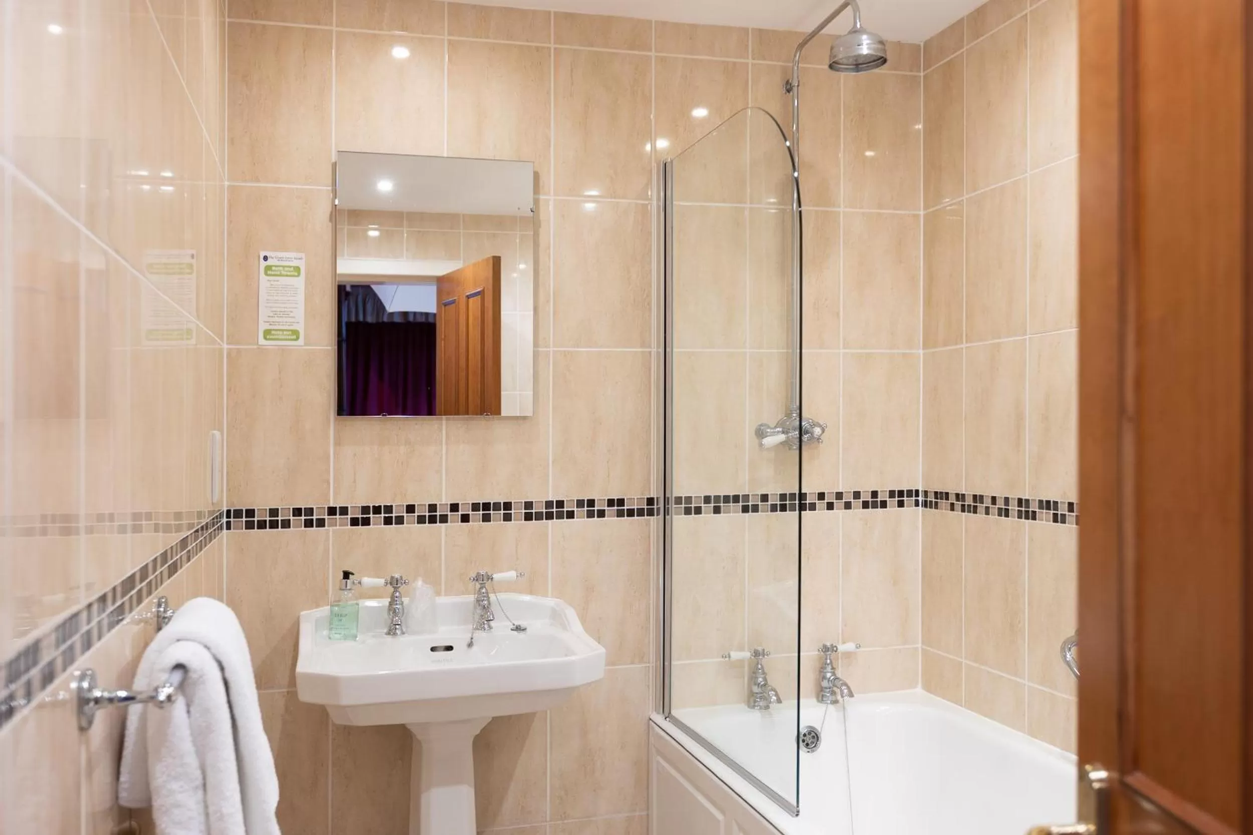 Bathroom in Grant Arms Hotel