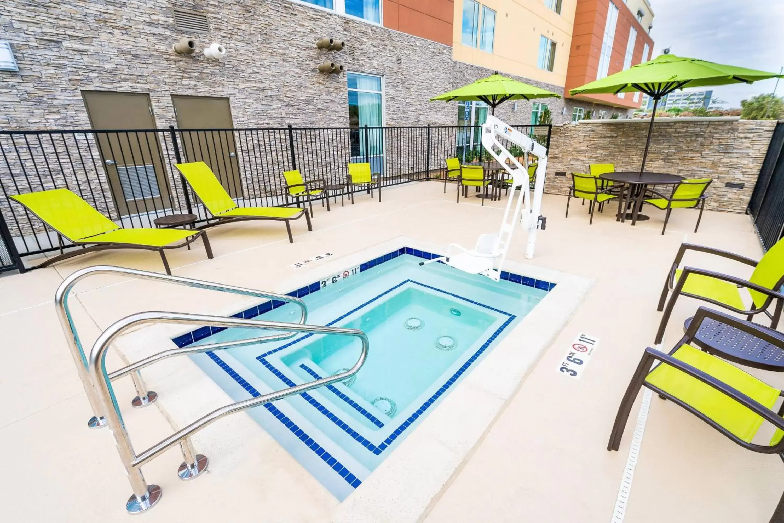 Swimming pool, Pool View in SpringHill Suites by Marriott Ontario Airport/Rancho Cucamonga
