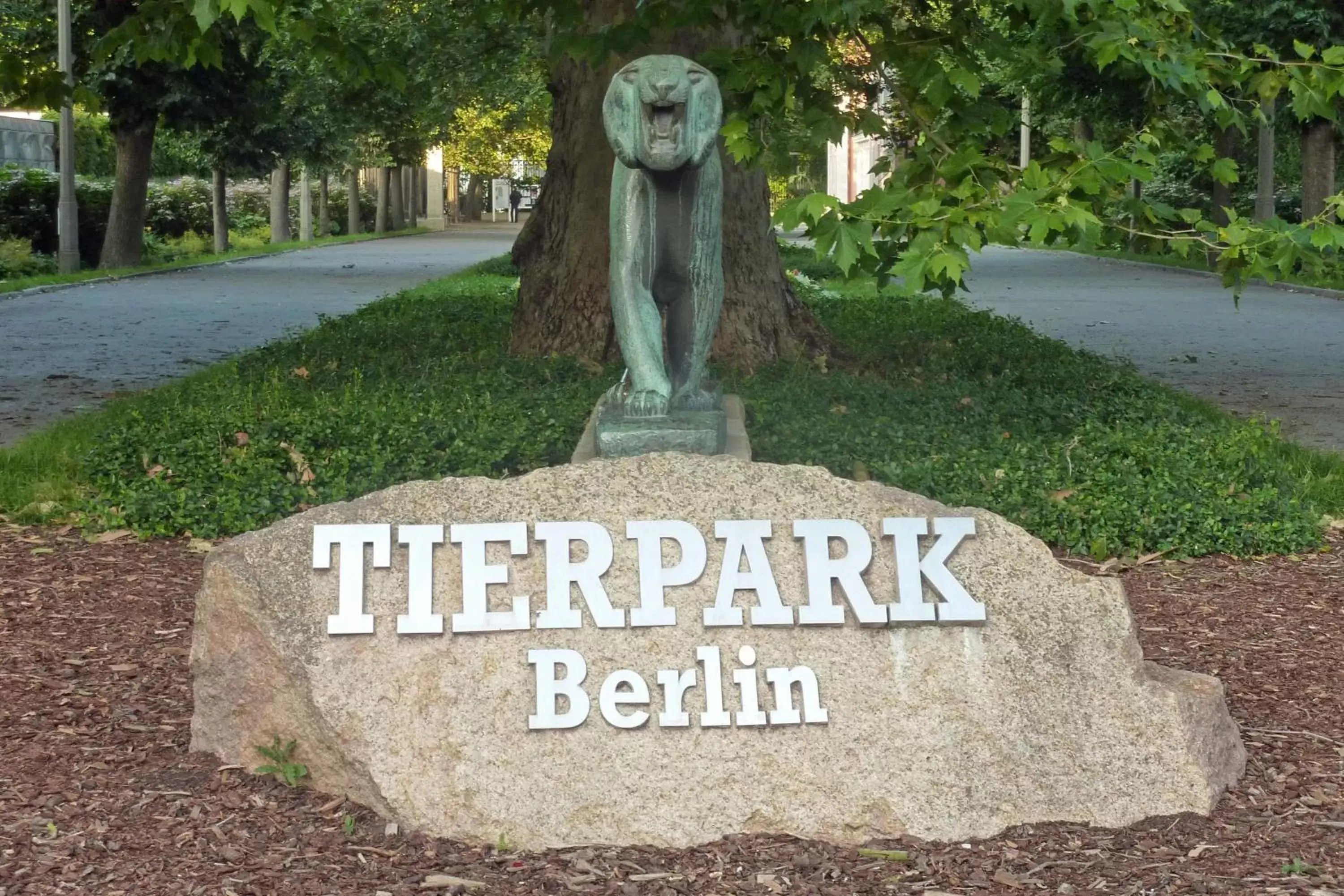 Nearby landmark, Property Logo/Sign in Botschaft