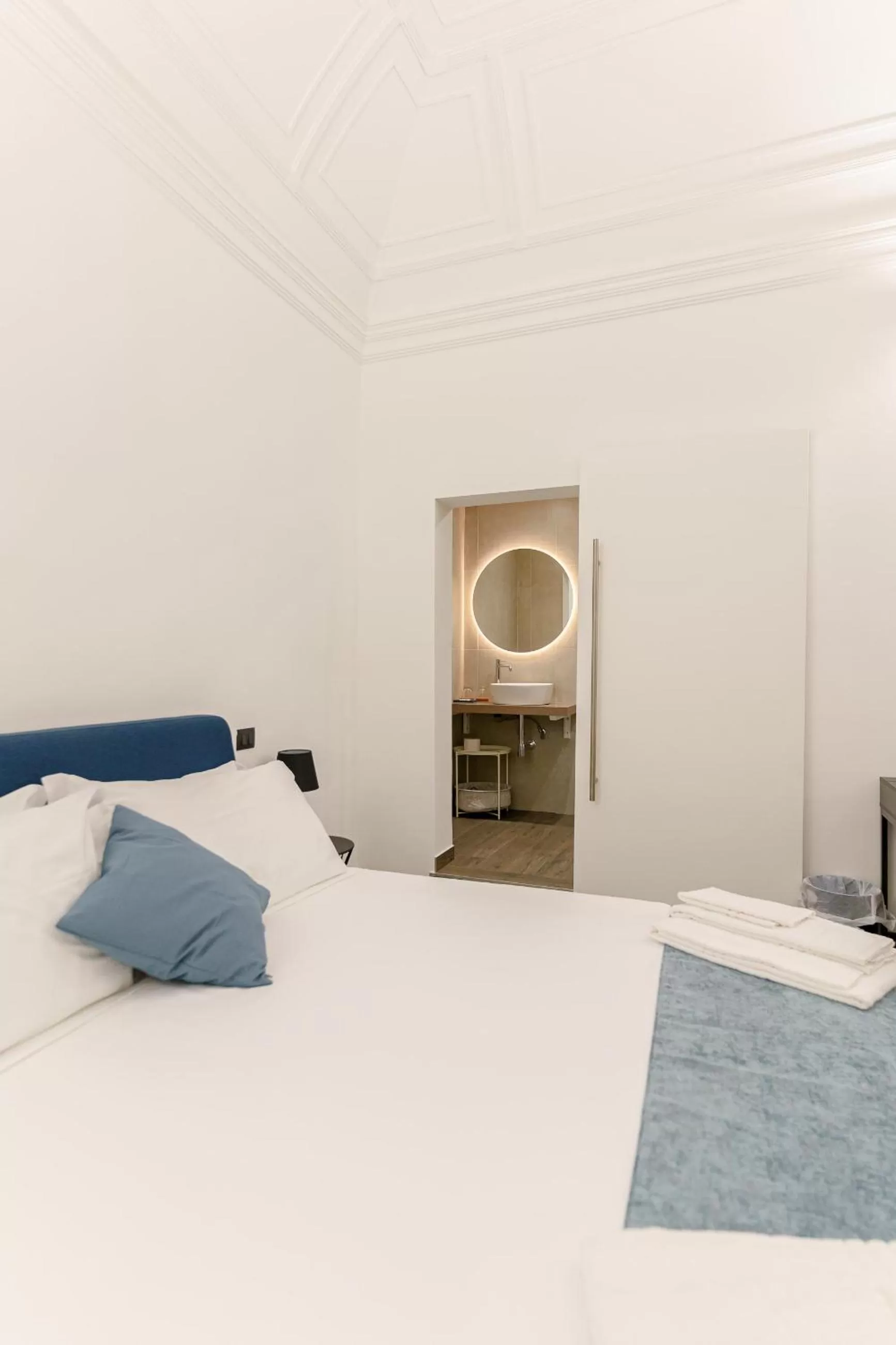 Photo of the whole room, Bed in SiSTO18