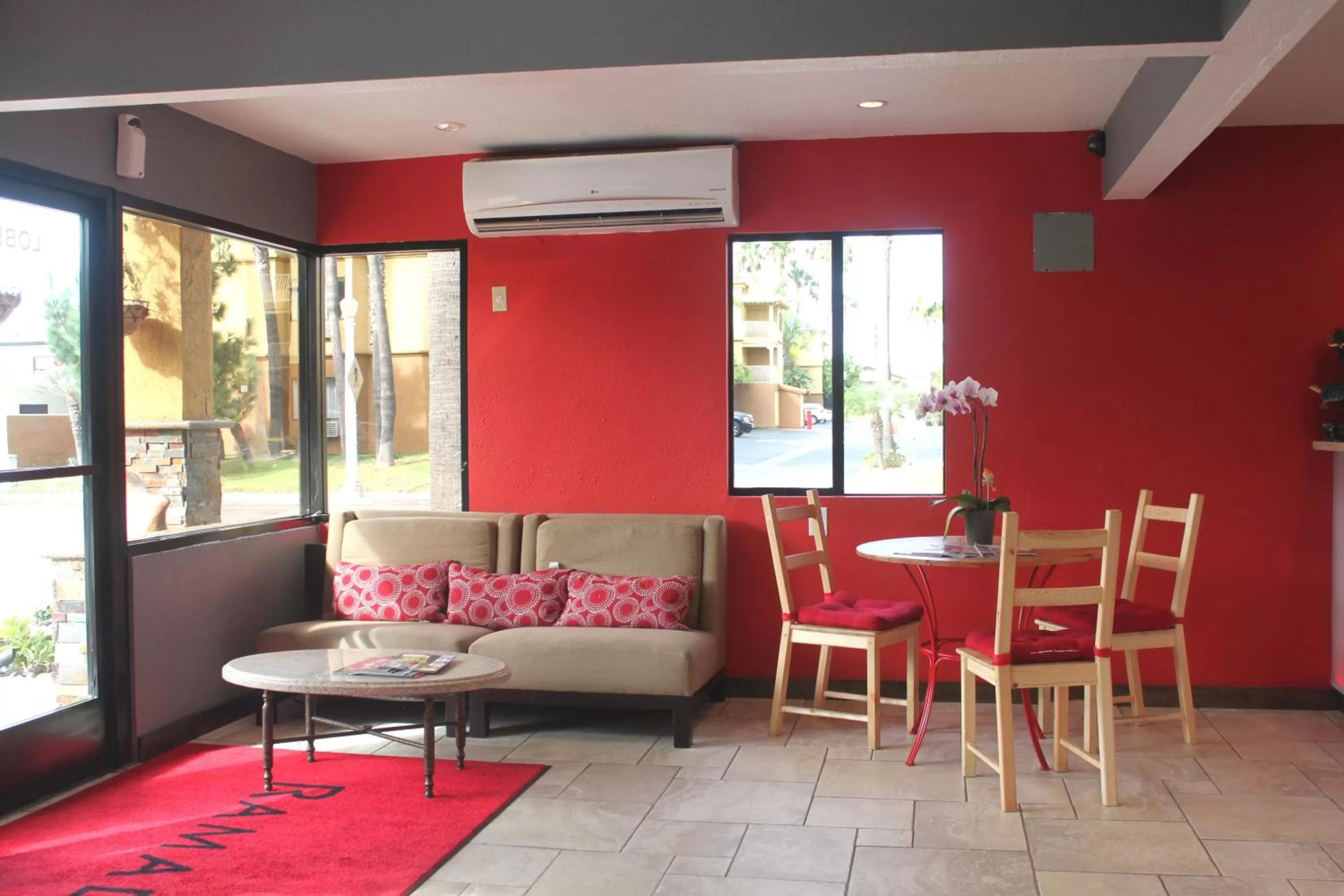 On-site shops, Seating Area in Ramada by Wyndham near SeaWorld / Mission Beach