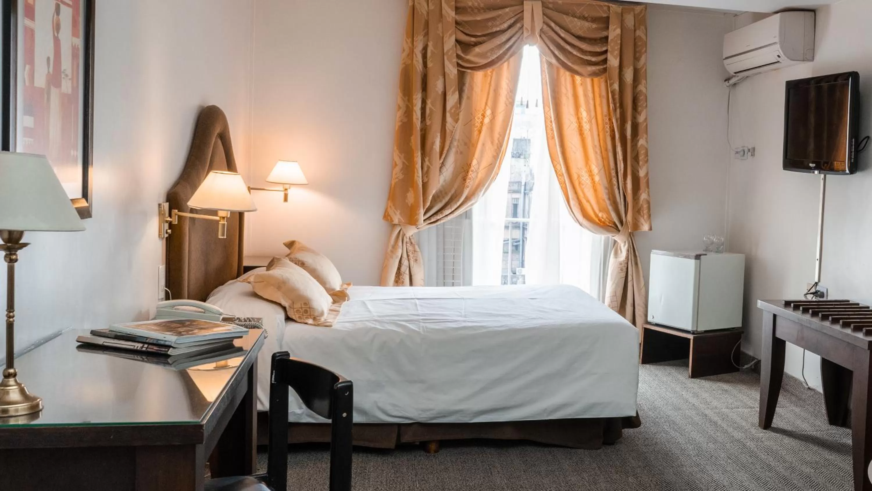 Bed in Hotel Metropol