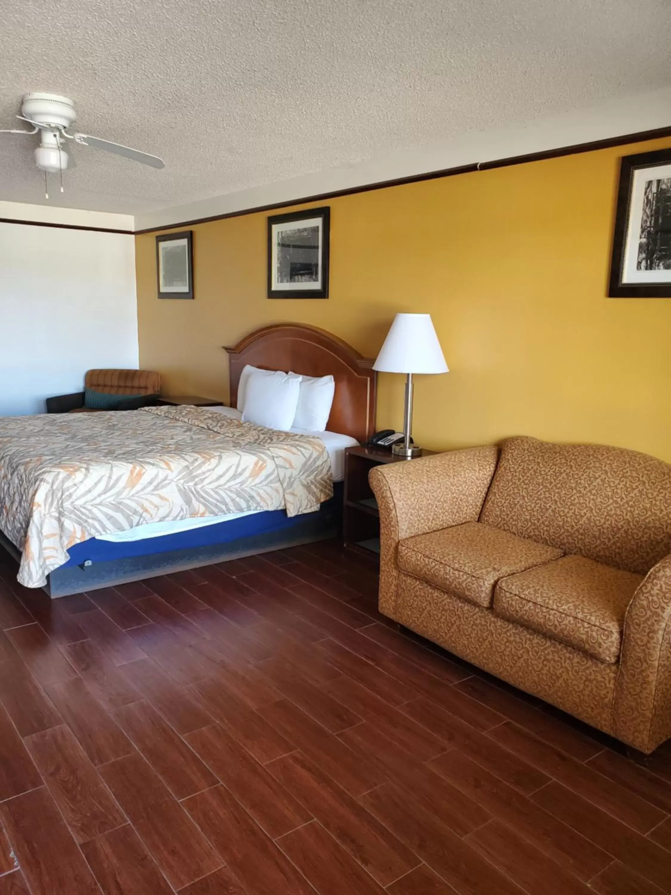 Photo of the whole room, Bed in Deluxe Inn and Suites