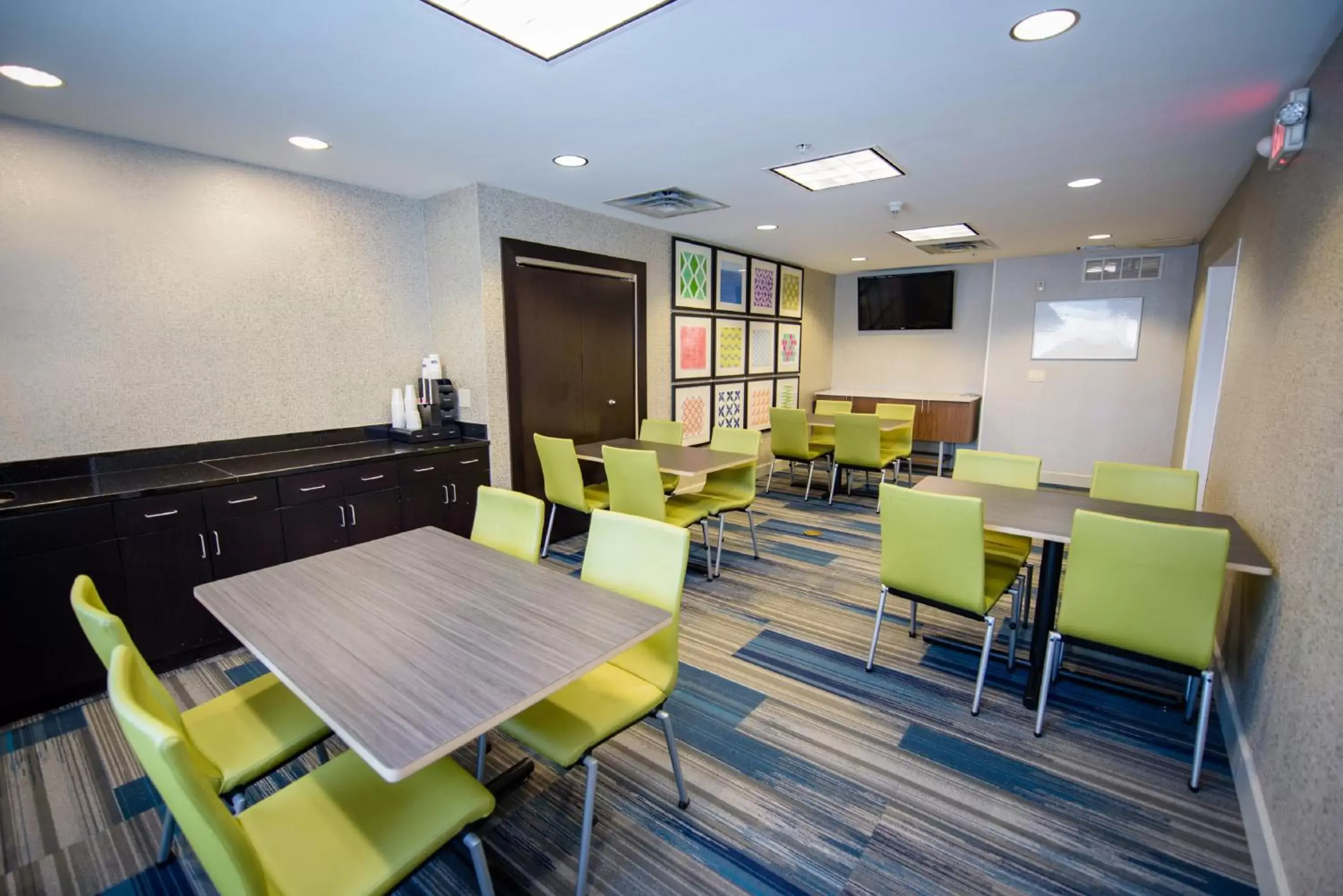 Meeting/conference room in Holiday Inn Express Tulsa South Bixby, an IHG Hotel