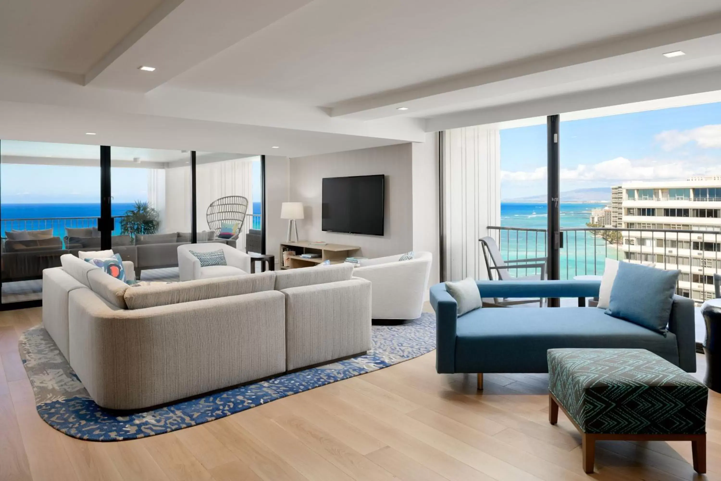 Photo of the whole room, Seating Area in Waikiki Beach Marriott Resort & Spa