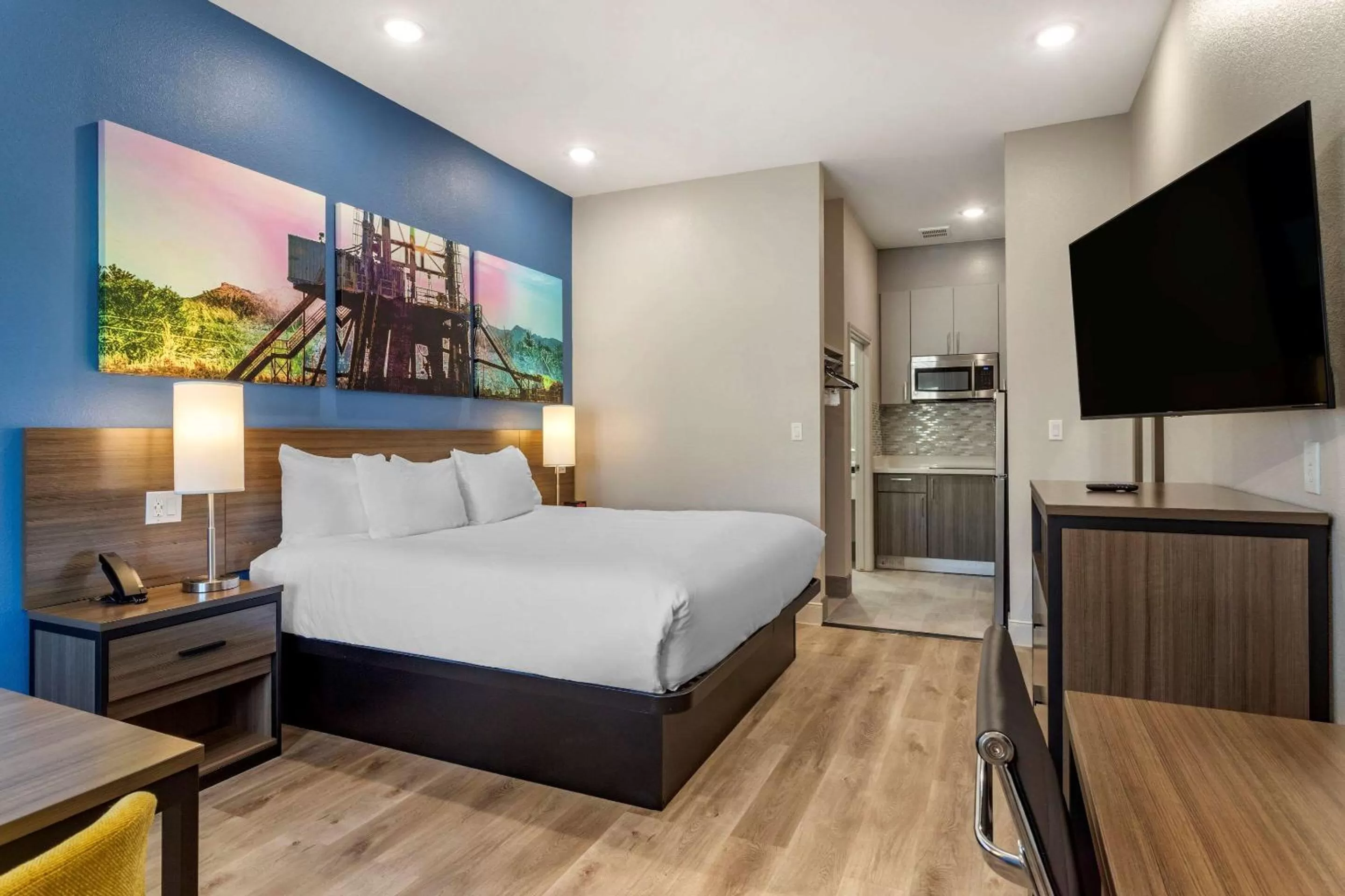 Photo of the whole room, Bed in Clarion Pointe Port Arthur-Beaumont South