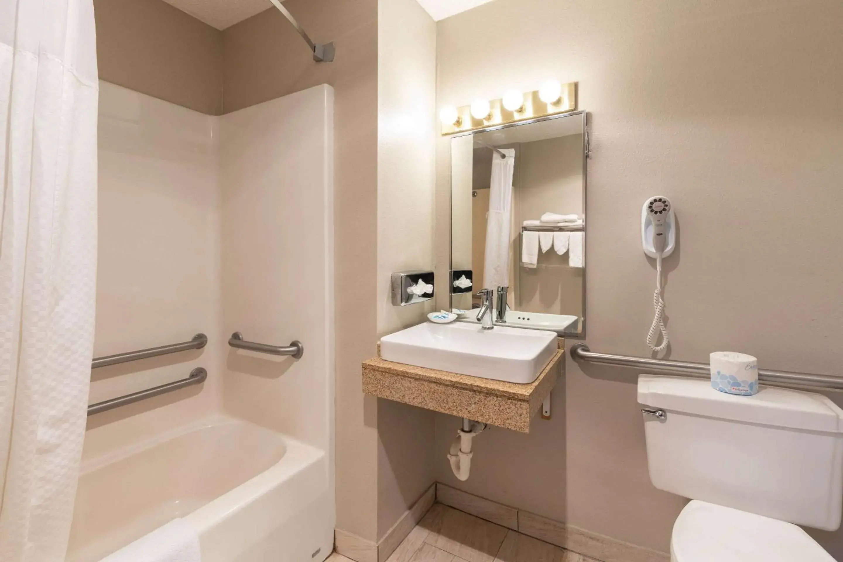 Bedroom in Rodeway Inn Red Oak Bedroom in Rodeway Inn Red Oak