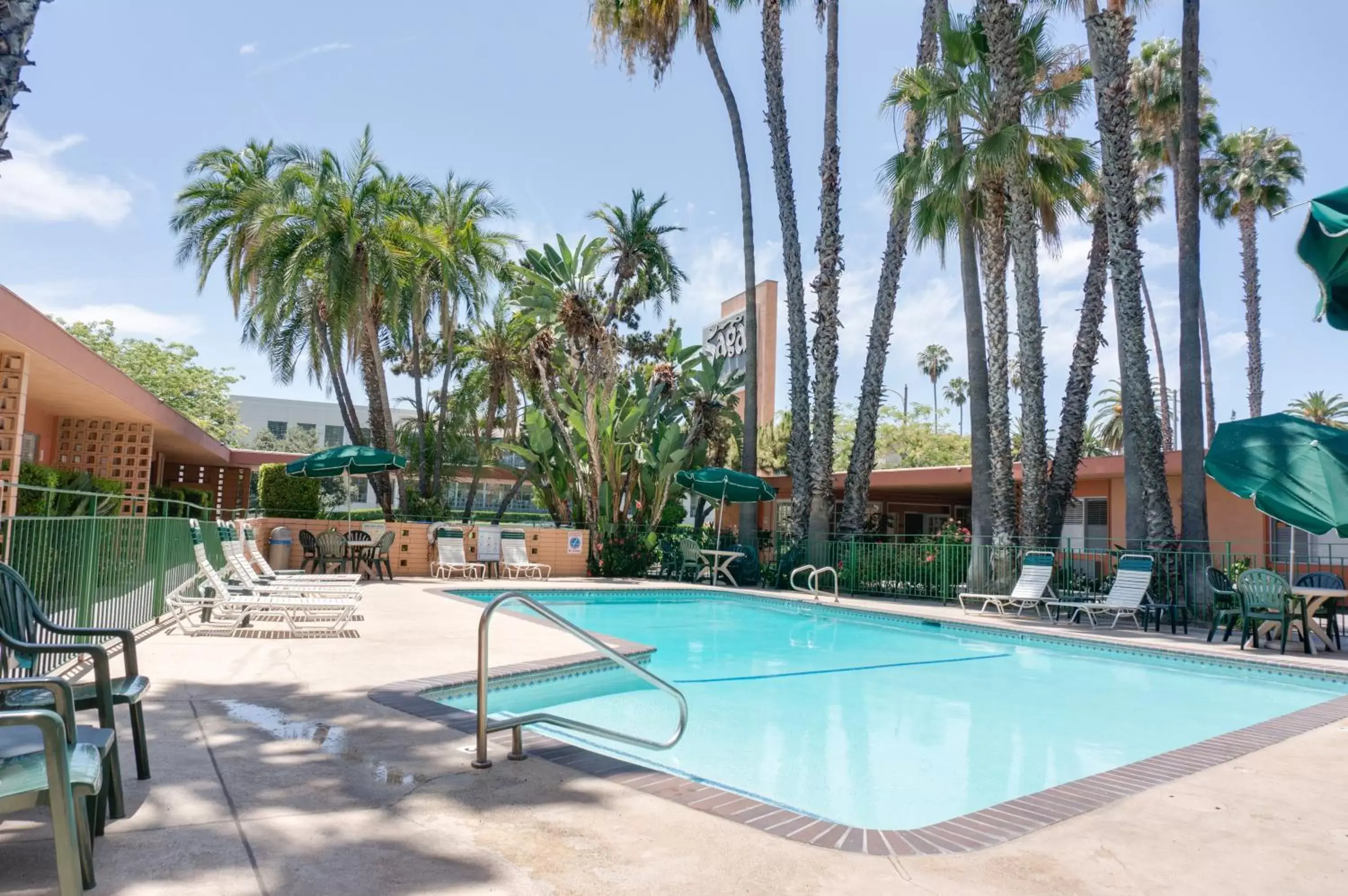 Swimming Pool in Saga Motor Hotel Pasadena