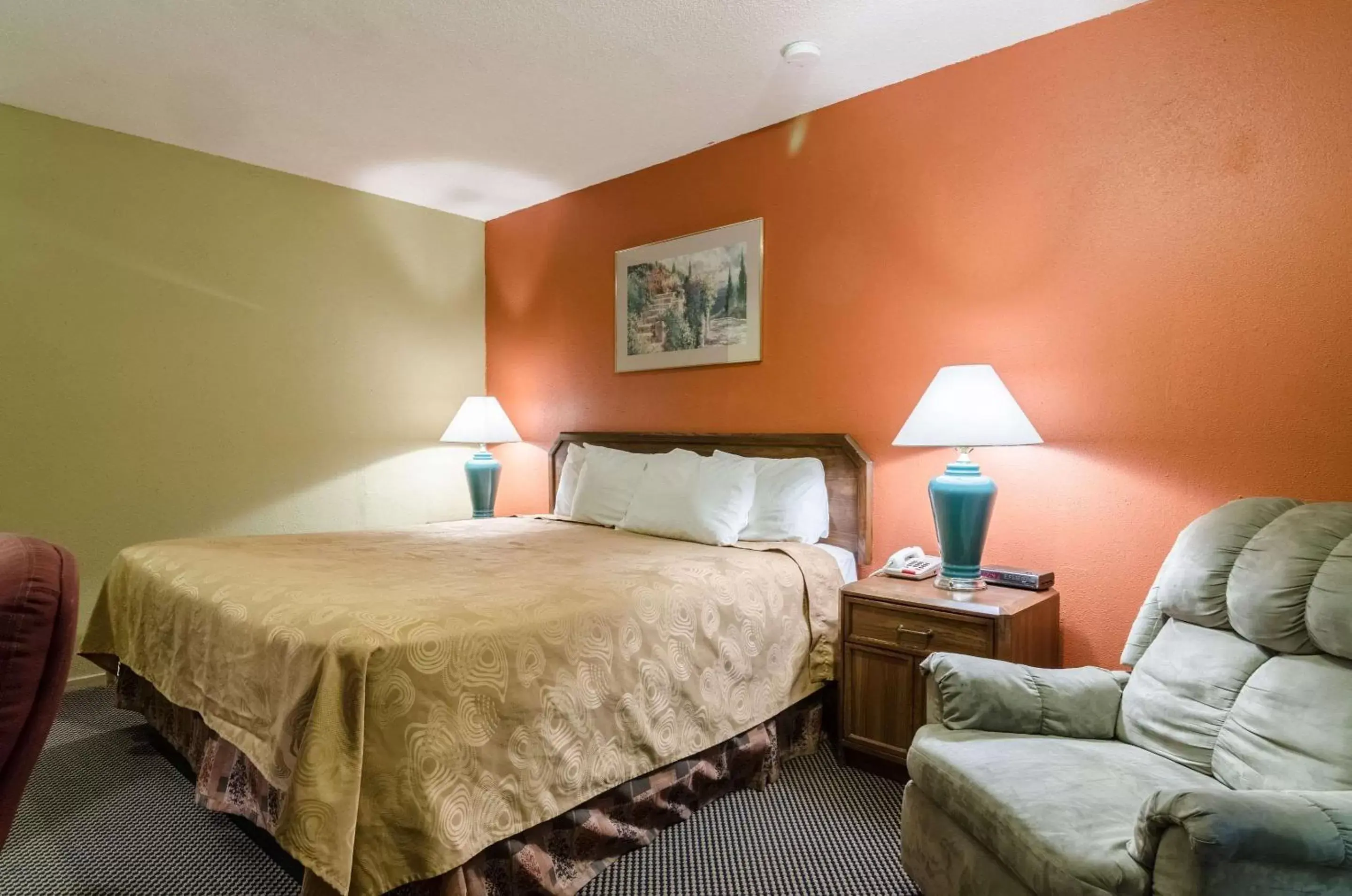 Photo of the whole room, Bed in Executive Inn Dodge City, KS