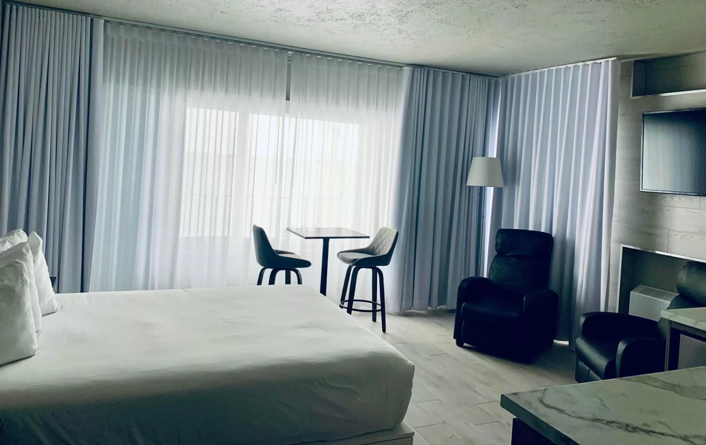 Kitchen or kitchenette, Bed in Hôtel Sept-Îles